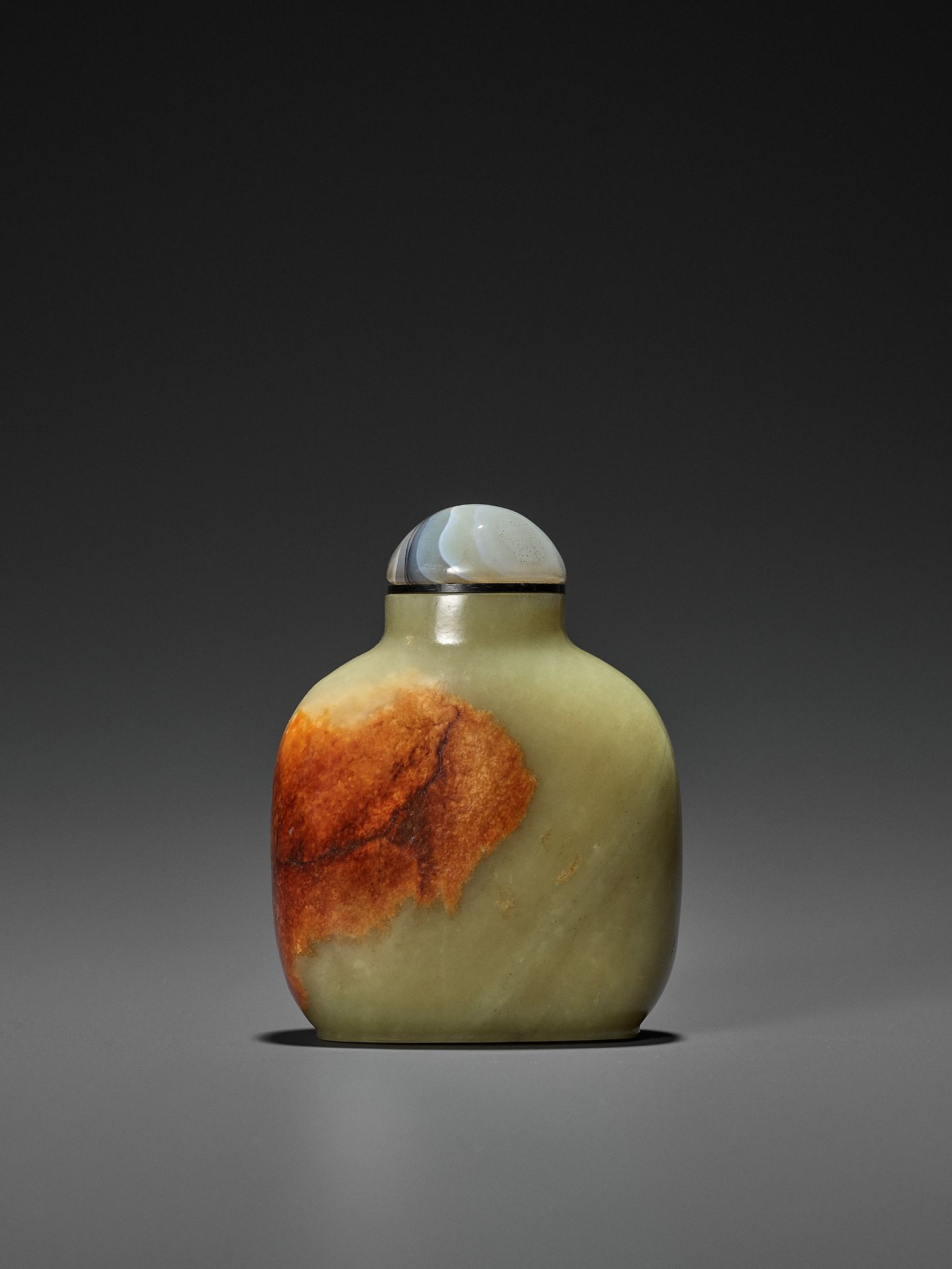 A LARGE YELLOW AND RUSSET JADE SNUFF BOTTLE, QING DYNASTY