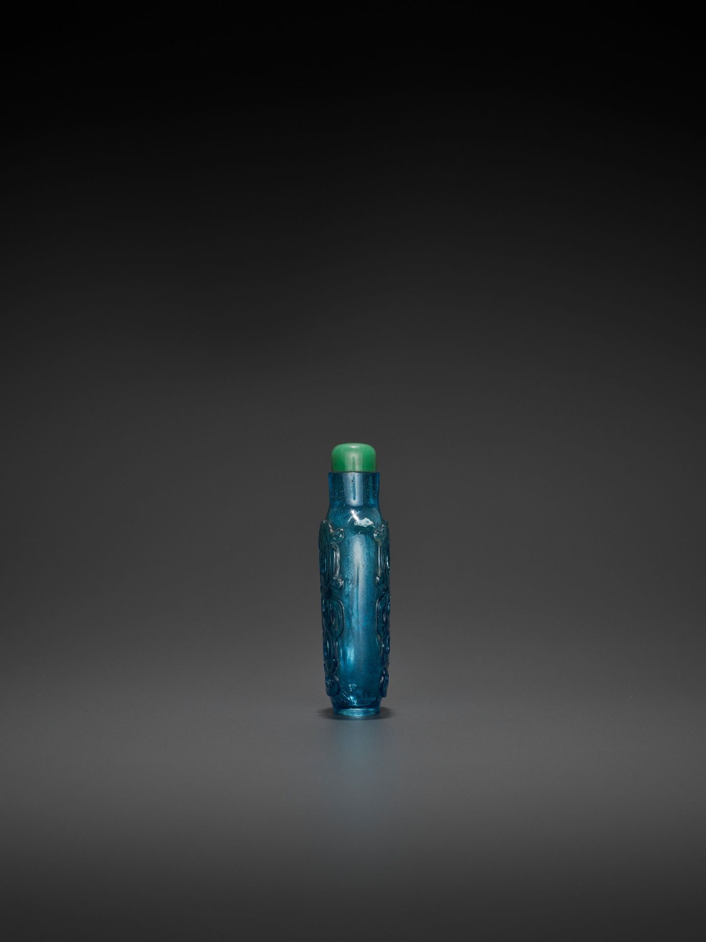 AN AQUAMARINE GLASS 'KUILONG' SNUFF BOTTLE, QING DYNASTY - Image 3 of 9