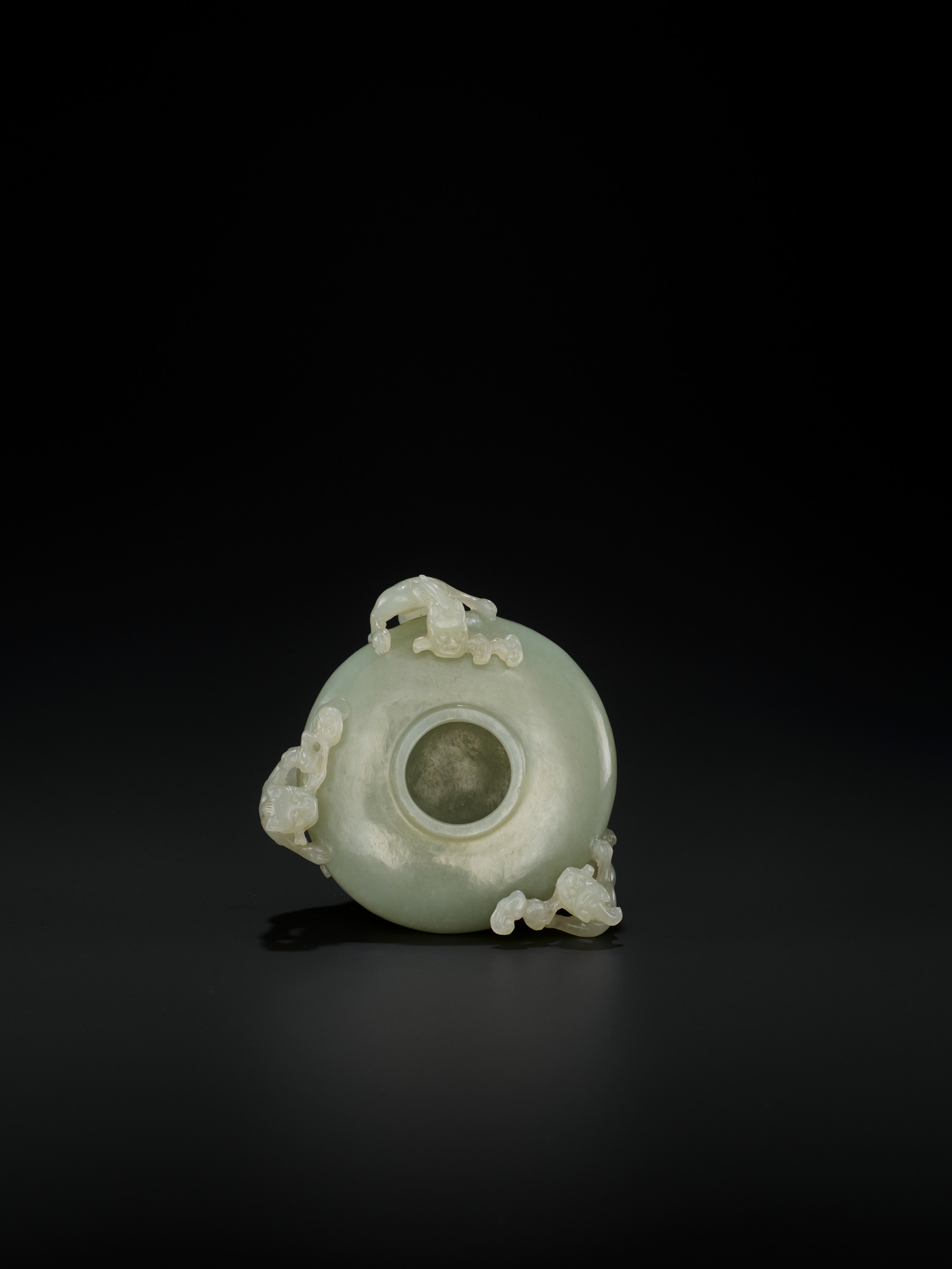 AN OPENWORK PALE CELADON JADE 'CHILONG' WATER POT AND COVER, QING - Image 5 of 11