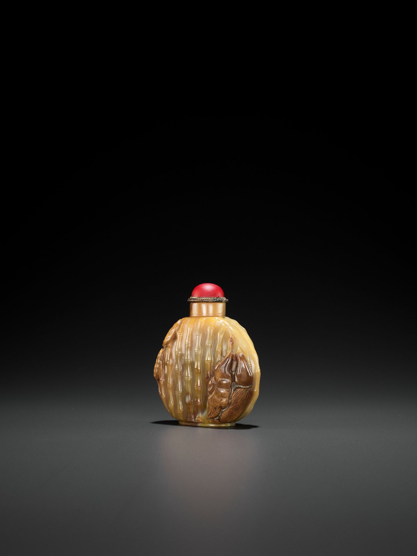 AN AGATE 'JUJUBE AND PEANUT' SNUFF BOTTLE, LATE QING TO EARLY REPUBLIC - Image 6 of 9