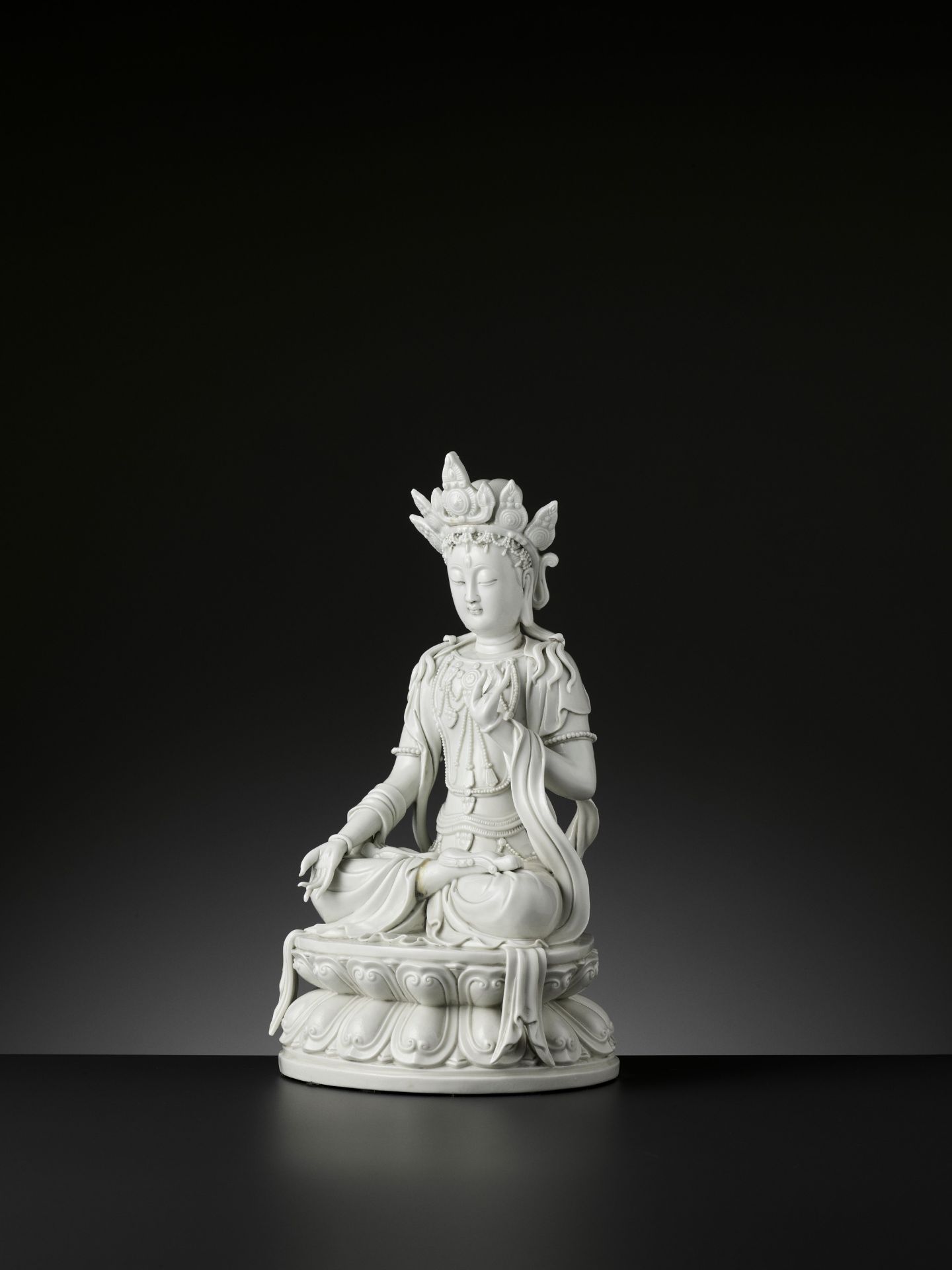 A DEHUA PORCELAIN FIGURE OF MAITREYA, QING DYNASTY - Bild 6 aus 15