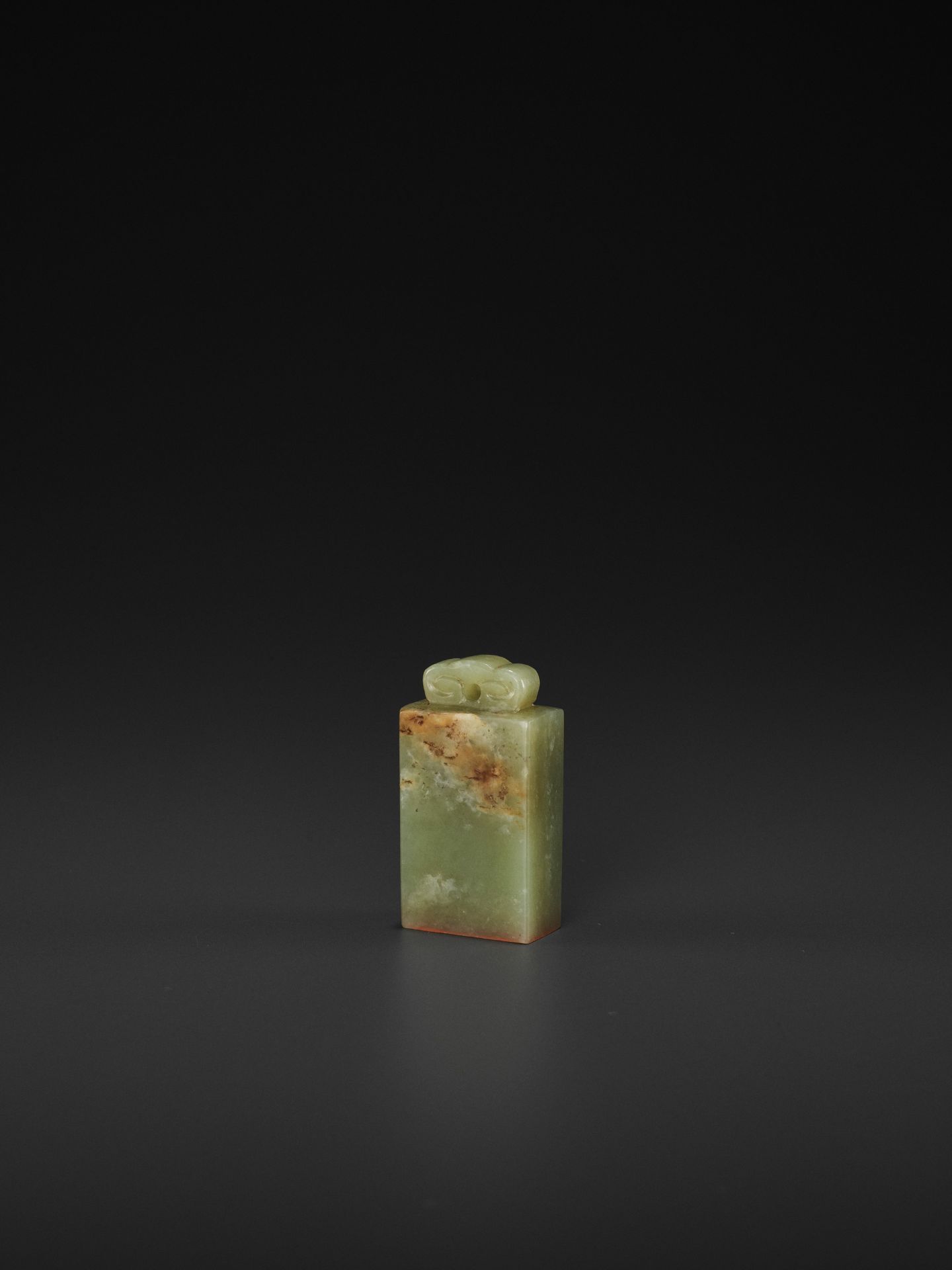 A CELADON AND RUSSET JADE 'LINGZHI' SEAL, MID-QING TO REPUBLIC - Bild 4 aus 5