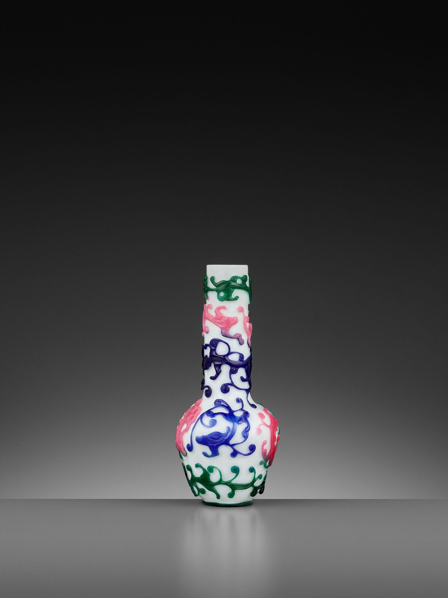 A FIVE-COLOR OVERLAY GLASS 'CHILONG' BOTTLE VASE, QIANLONG MARK AND PERIOD - Image 4 of 10