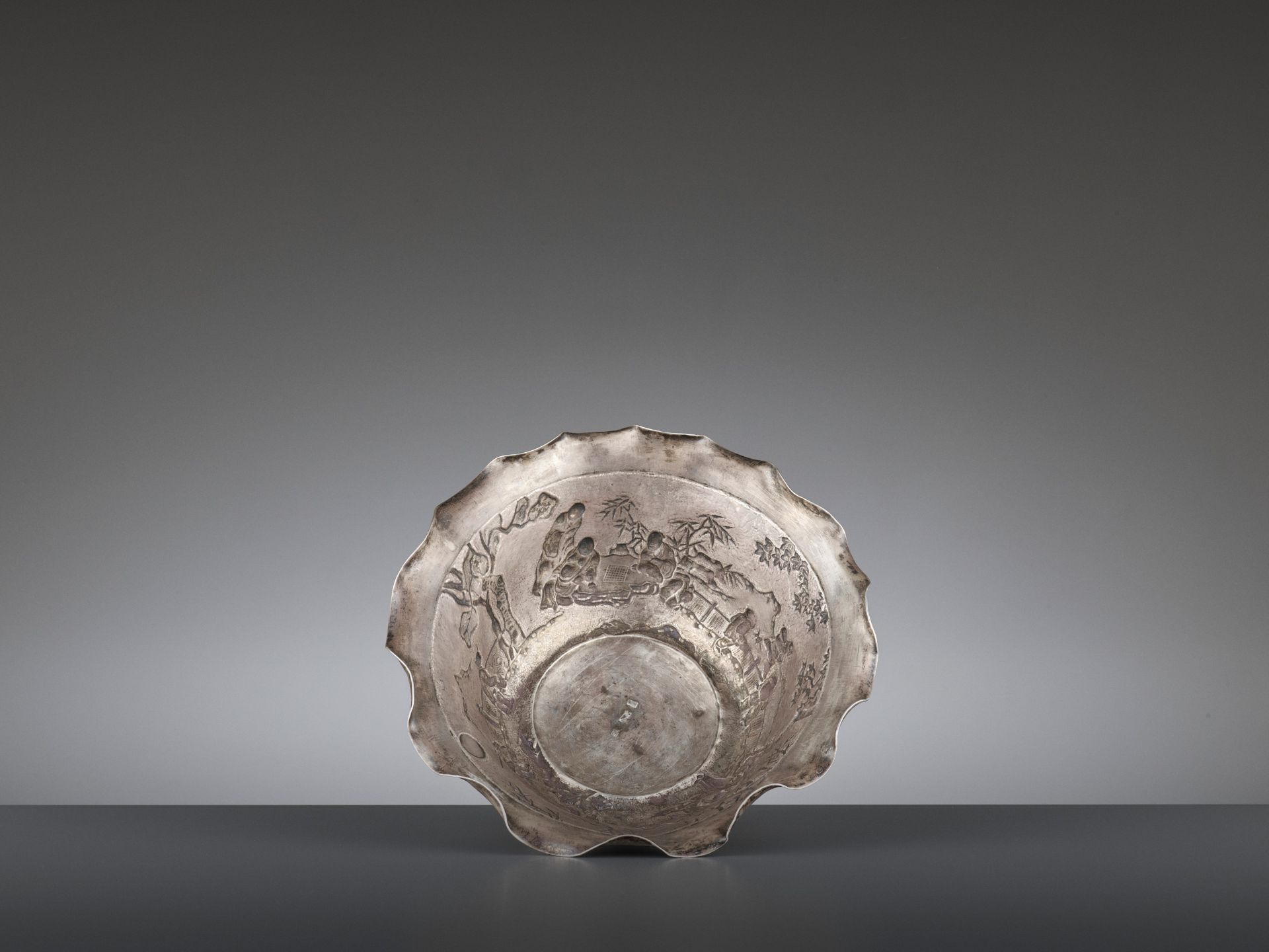 A SILVER REPOUSSE 'WEIQI PLAYERS' BOWL BY KWONG MAN SHING - Image 9 of 9