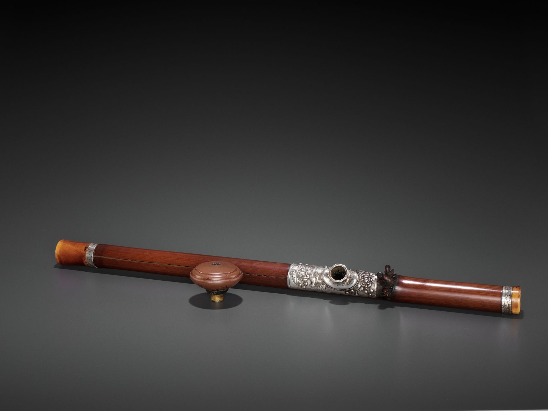 A BAMBOO OPIUM PIPE WITH IVORY, SILVER AND YIXING CERAMIC FITTINGS, LATE QING TO REPUBLIC - Bild 3 aus 9