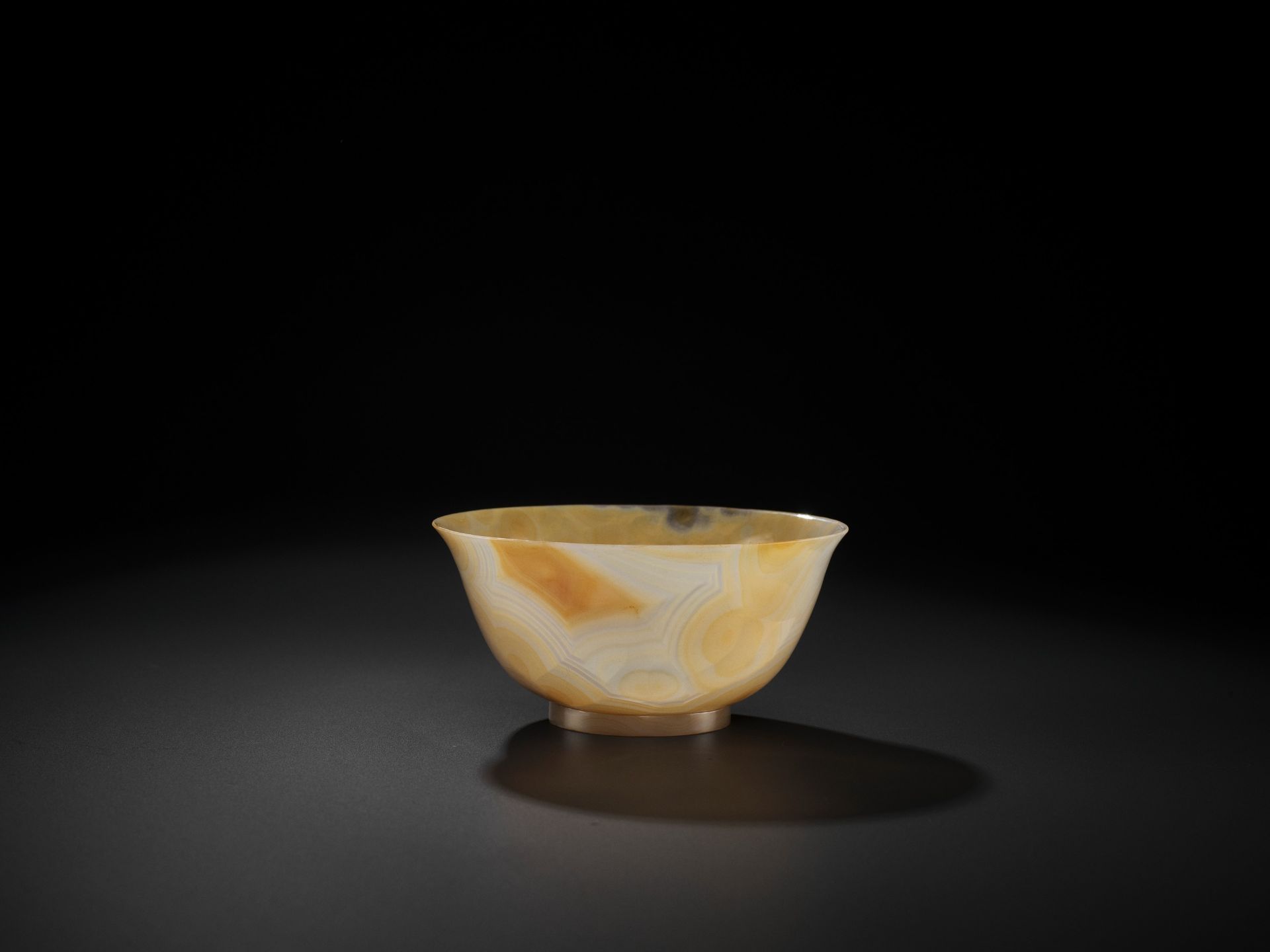 A TRANSLUCENT BANDED AGATE BOWL, QING DYNASTY - Image 6 of 14