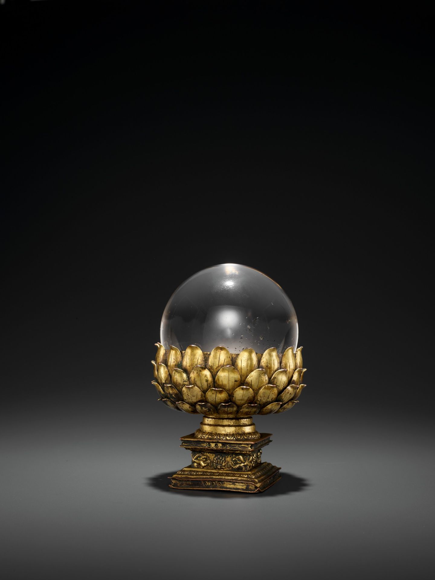 A ROCK CRYSTAL SPHERE WITH A GILT BRONZE LOTUS BASE, QING DYNASTY - Bild 6 aus 11