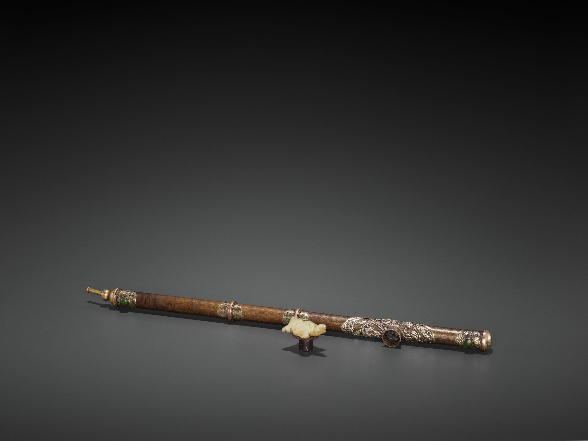 AN INSCRIBED BRONZE OPIUM PIPE WITH SILVER AND COPPER FITTINGS, LATE QING TO REPUBLIC - Bild 5 aus 8