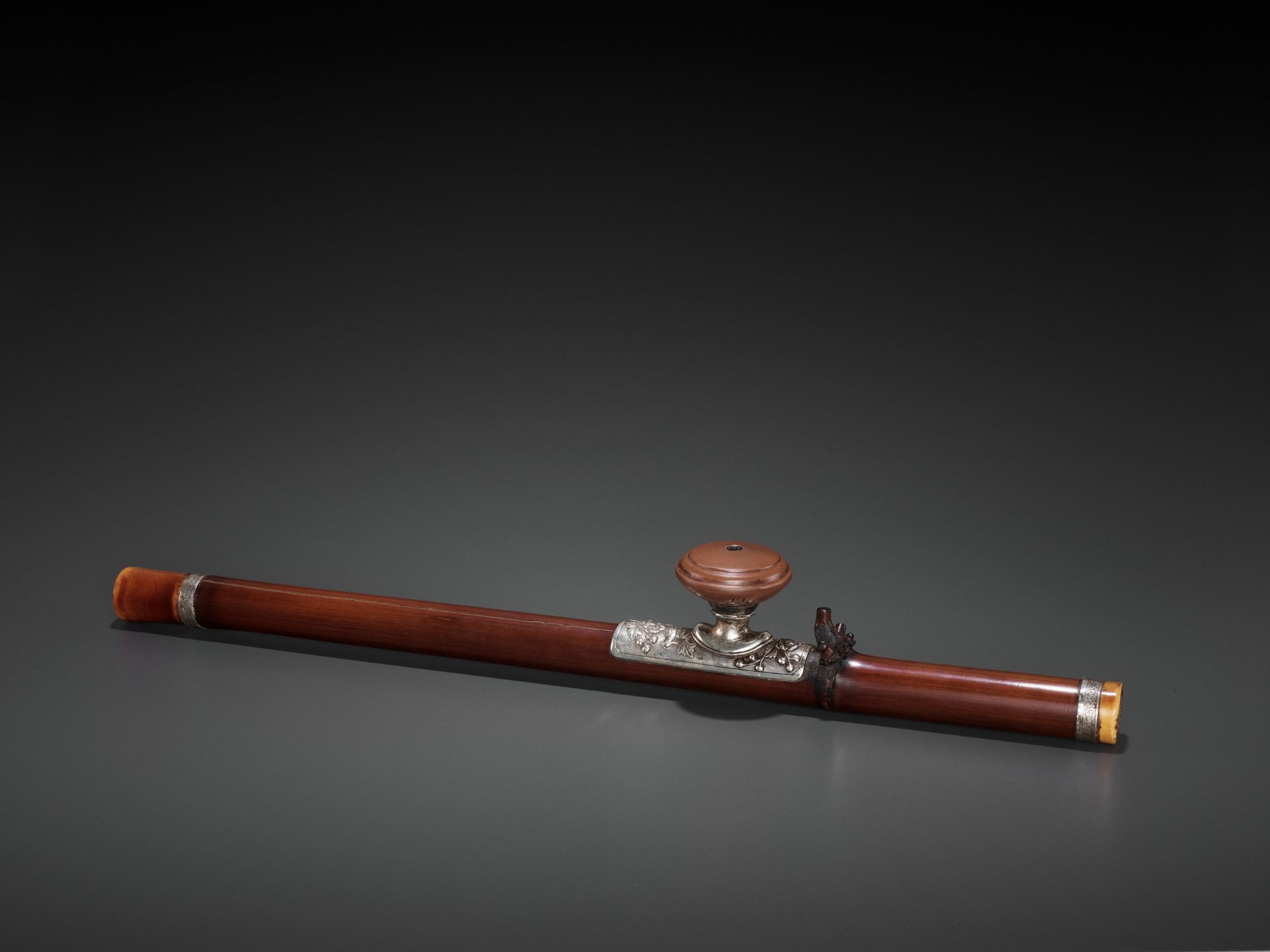 A BAMBOO OPIUM PIPE WITH IVORY, SILVER AND YIXING CERAMIC FITTINGS, LATE QING TO REPUBLIC - Bild 2 aus 9