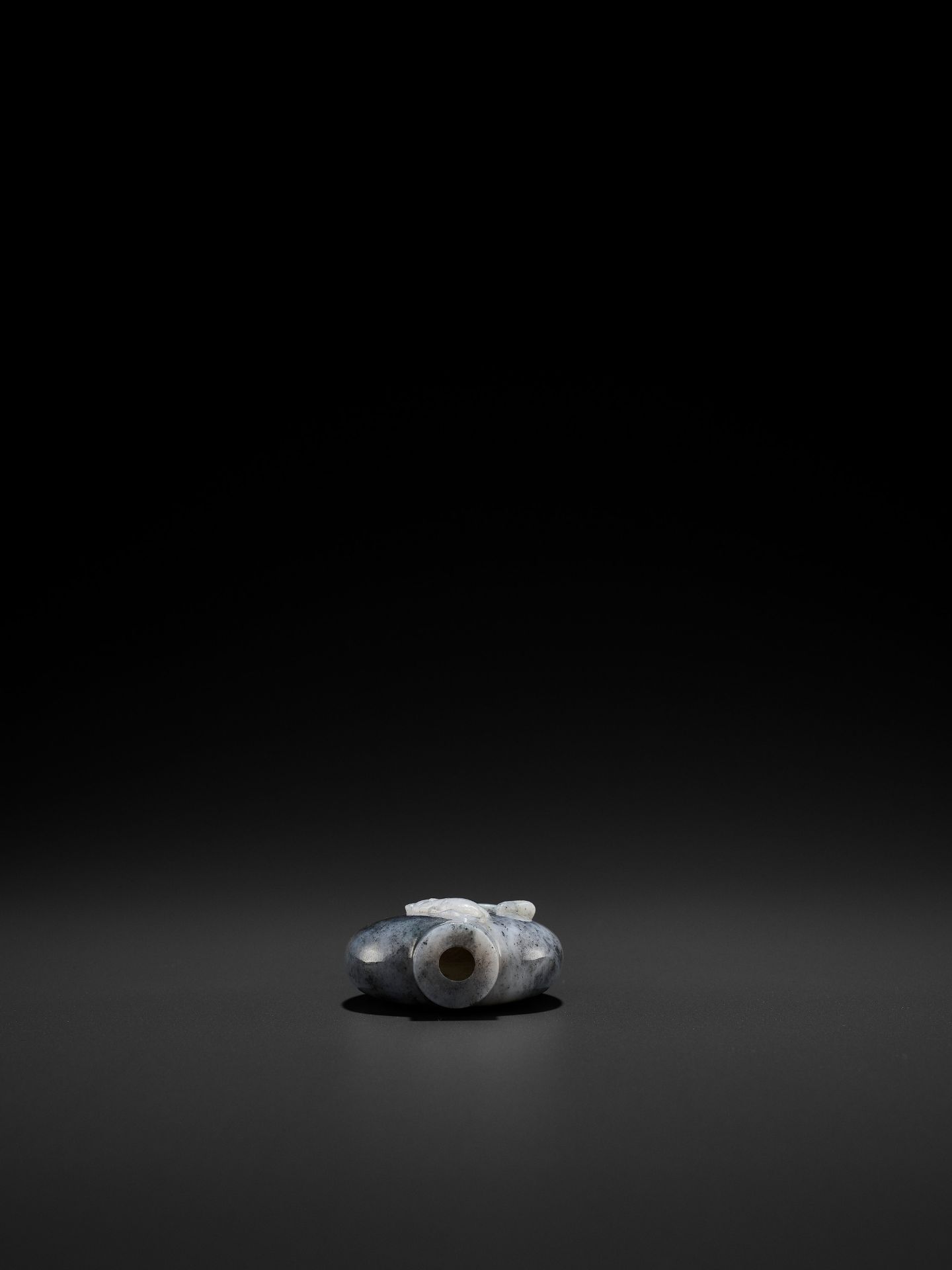 A GRAY JADEITE 'DOUBLE CAT' SNUFF BOTTLE, LATE QING TO EARLY REPUBLIC - Bild 6 aus 7