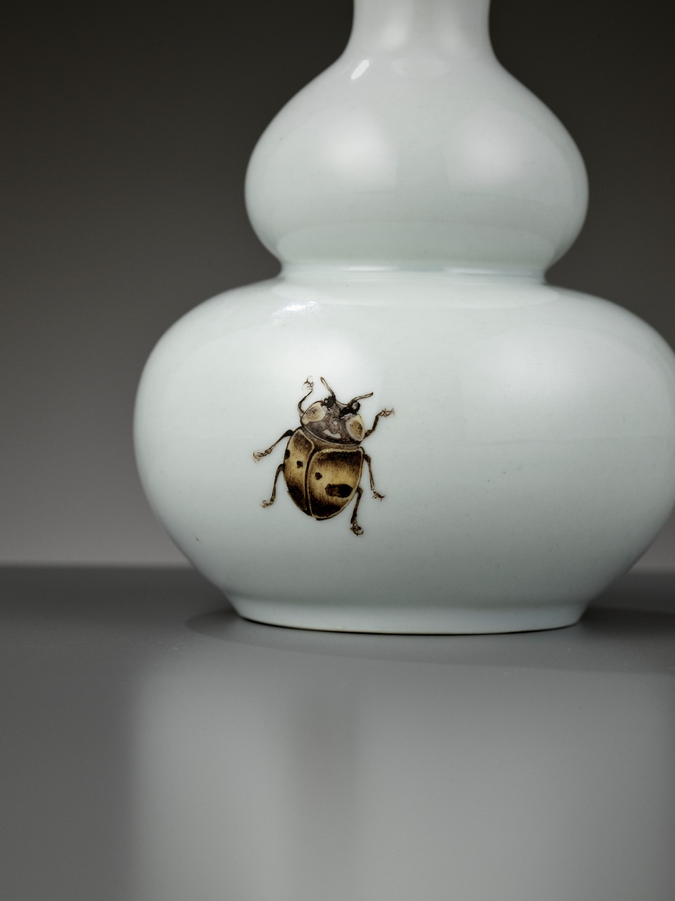 A 'TROMPE L'OEIL' PORCELAIN DOUBLE-GOURD VASE WITH A CICADA, BY MIDDLE KINGDOM PORCELAIN - Image 3 of 9