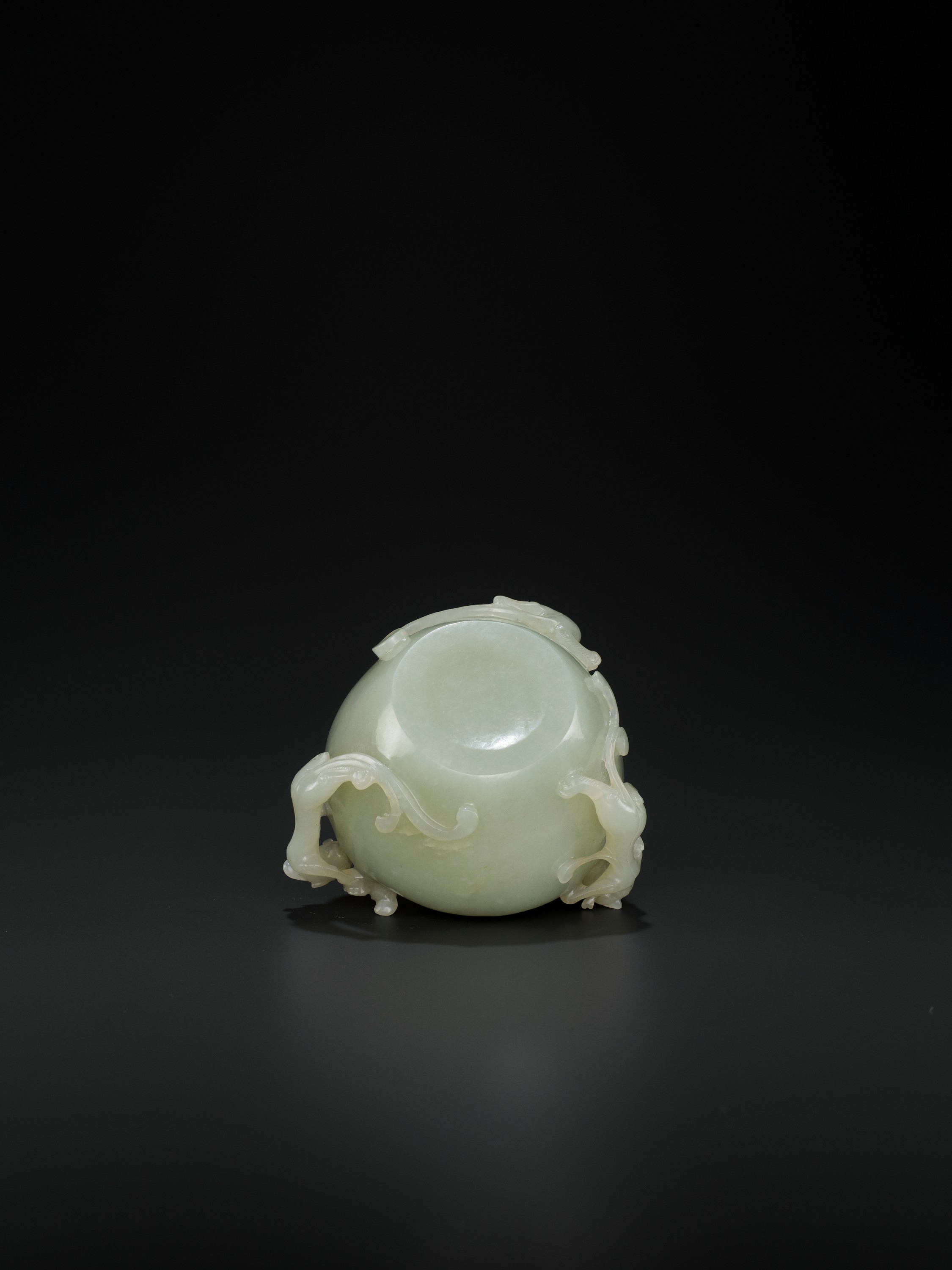 AN OPENWORK PALE CELADON JADE 'CHILONG' WATER POT AND COVER, QING - Image 6 of 11