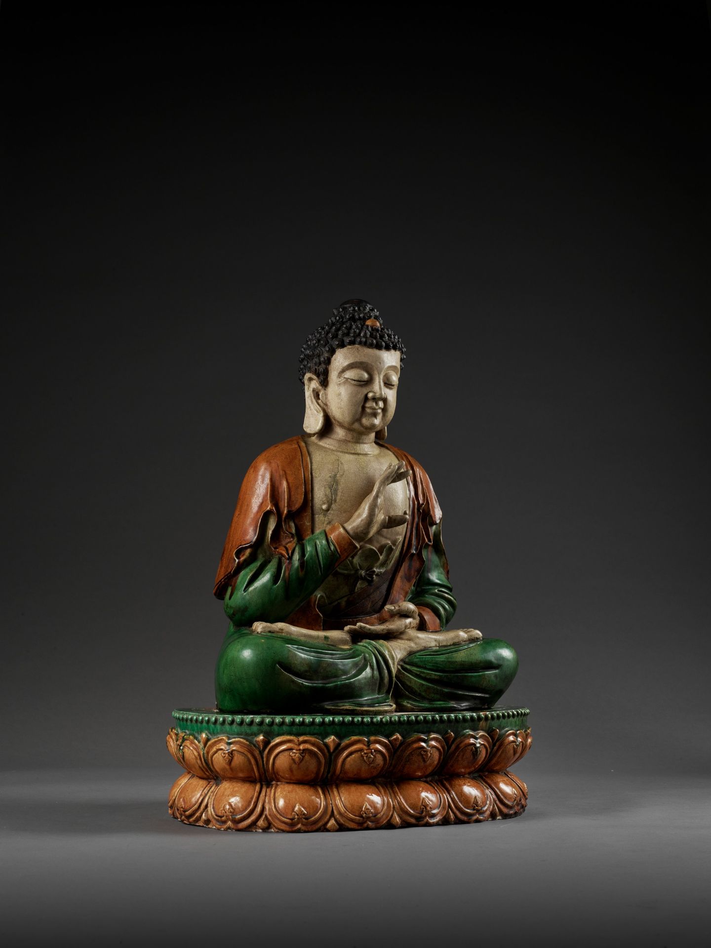 A MONUMENTAL SANCAI-GLAZED FIGURE OF BUDDHA SHAKYAMUNI, MING DYNASTY - Bild 6 aus 18