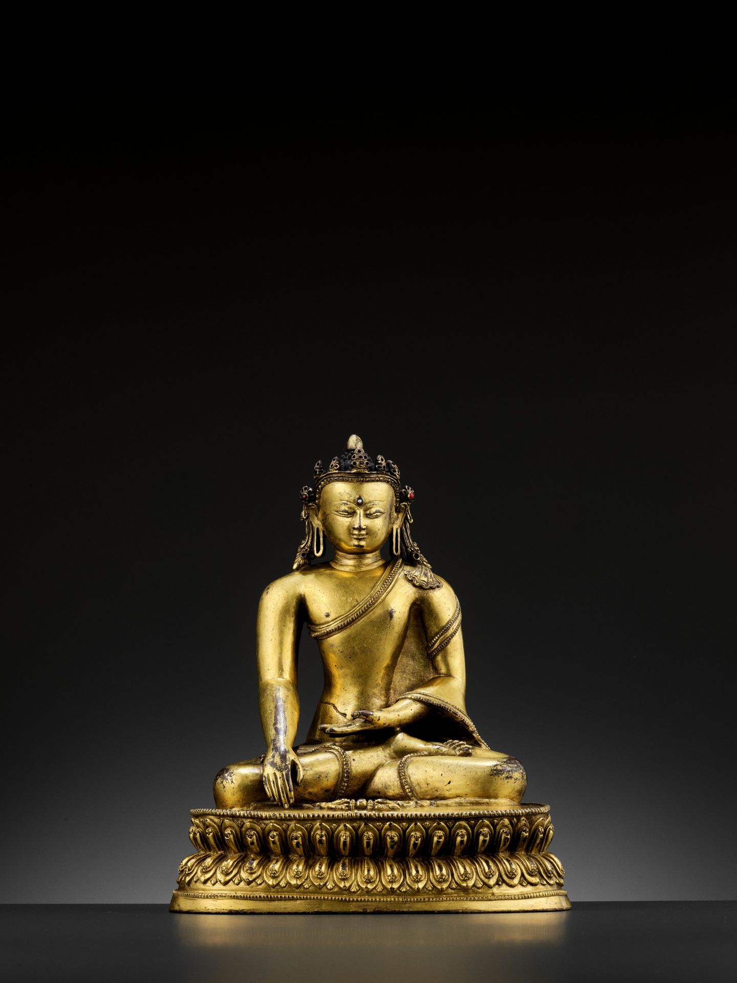 A GILT COPPER-ALLOY FIGURE OF A CROWNED BUDDHA, MALLA, 14TH - 15TH CENTURY - Bild 2 aus 14