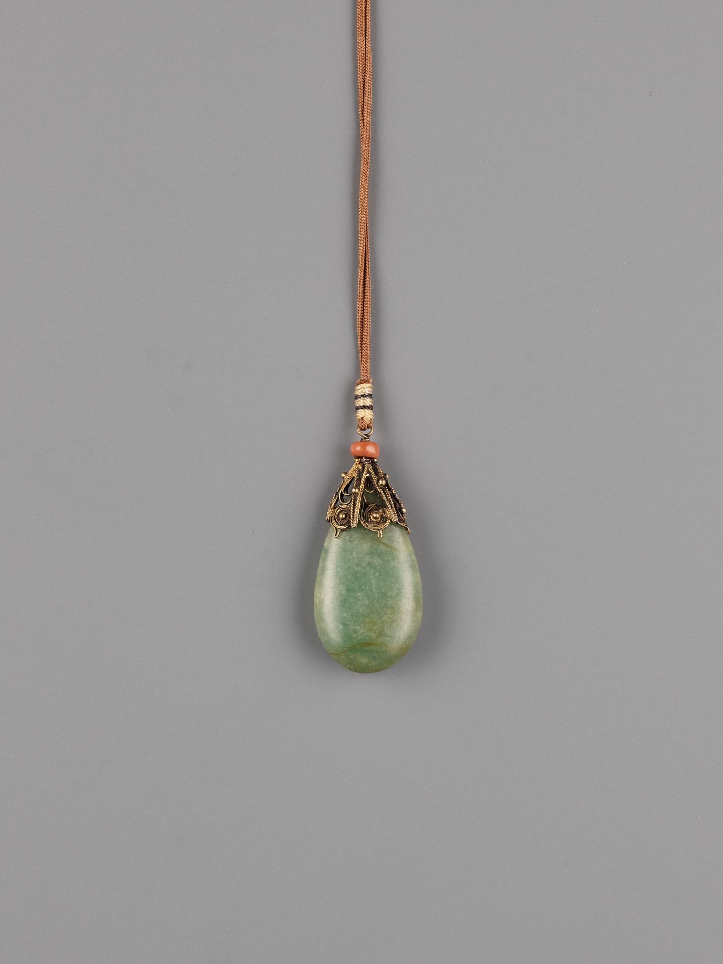 AN AMBER AND JADEITE COURT NECKLACE (CHAO ZHU), QING DYNASTY - Image 3 of 7