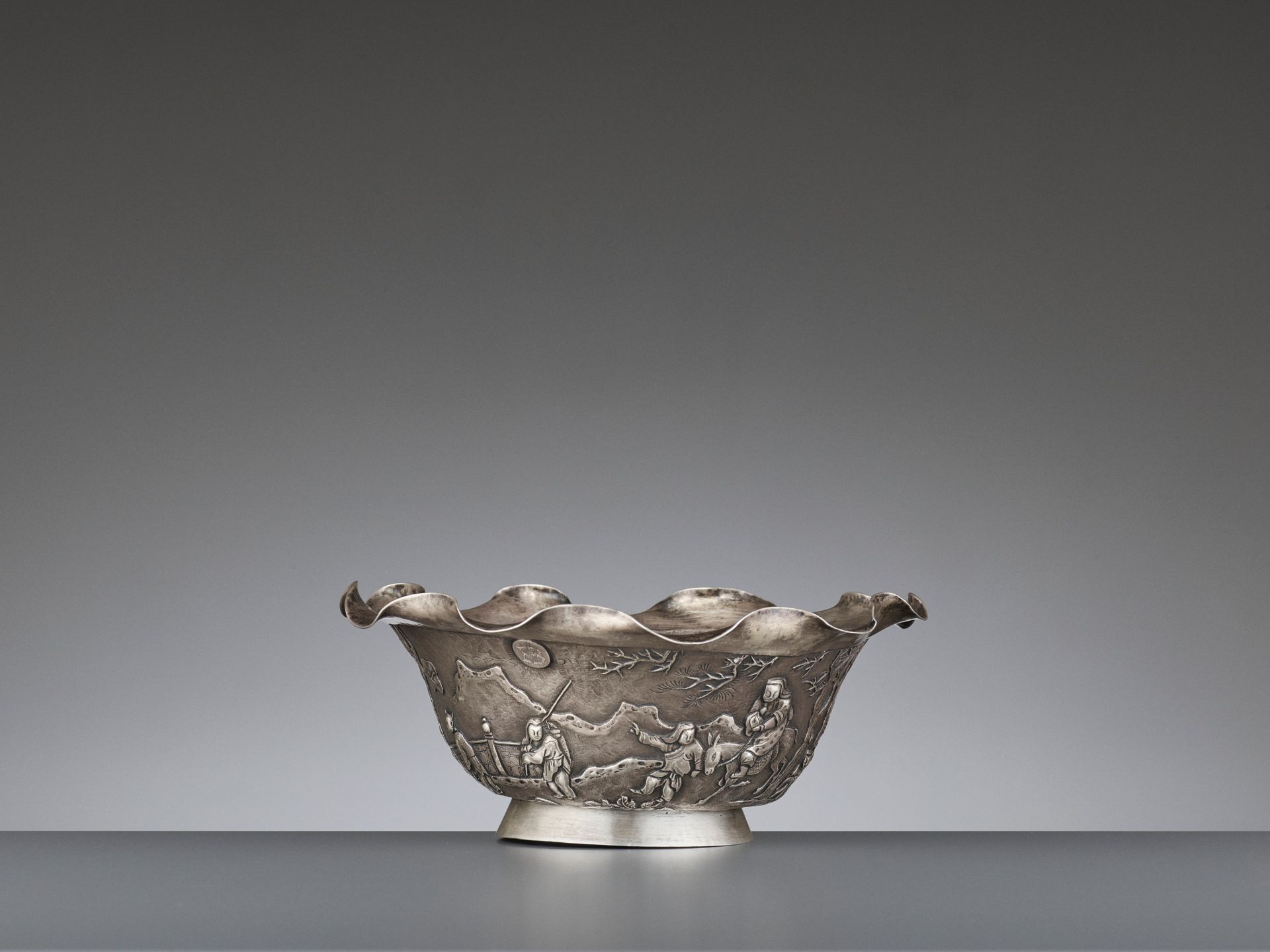 A SILVER REPOUSSE 'WEIQI PLAYERS' BOWL BY KWONG MAN SHING - Image 3 of 9