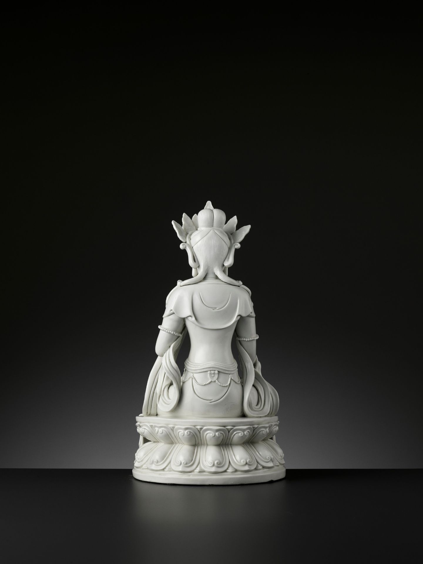 A DEHUA PORCELAIN FIGURE OF MAITREYA, QING DYNASTY - Bild 8 aus 15