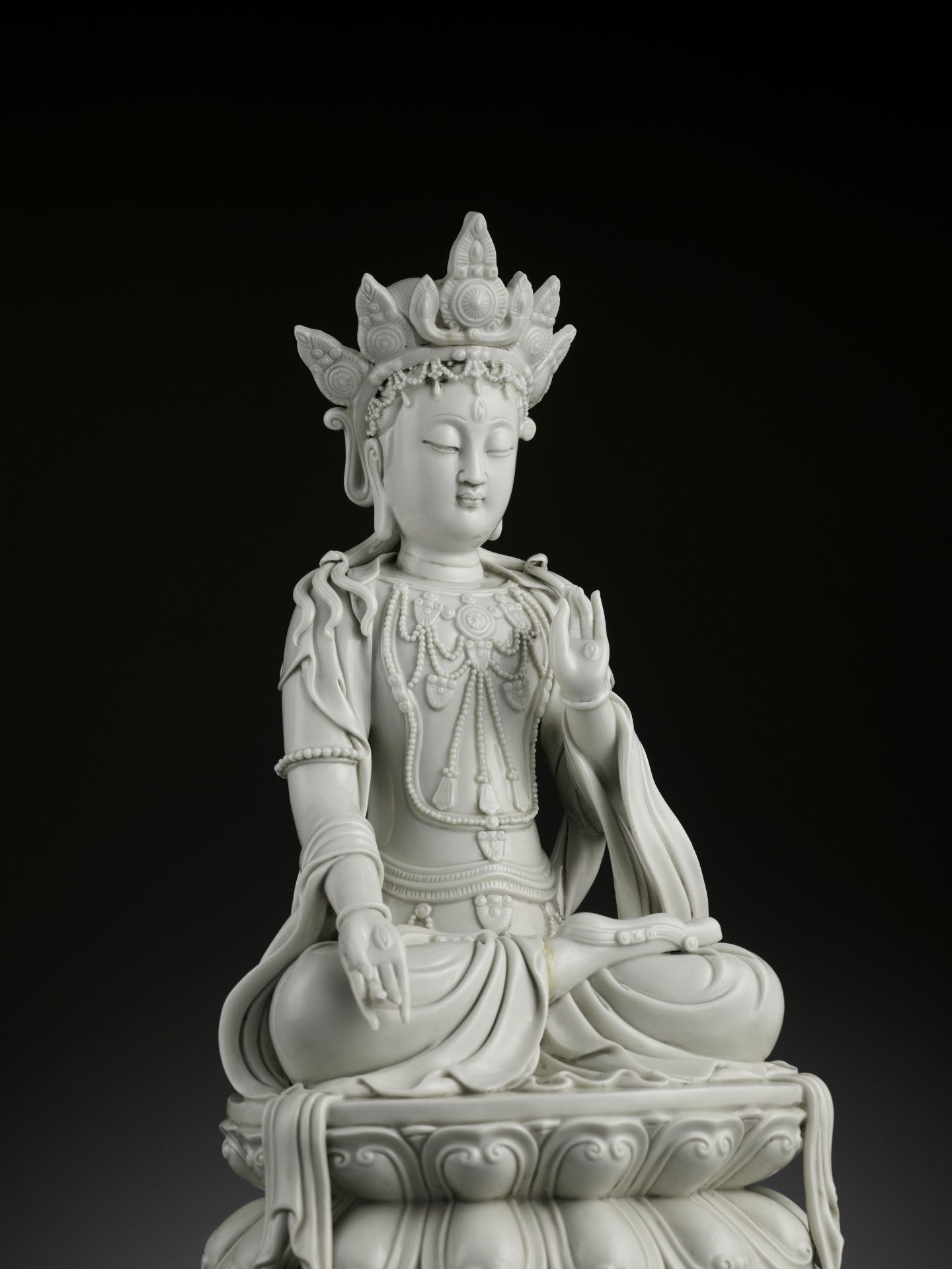 A DEHUA PORCELAIN FIGURE OF MAITREYA, QING DYNASTY - Bild 3 aus 15