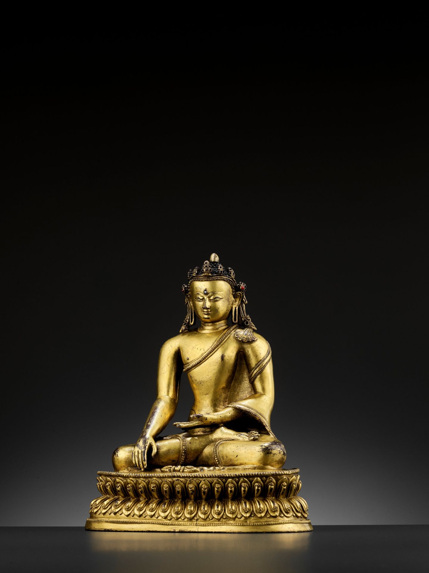 A GILT COPPER-ALLOY FIGURE OF A CROWNED BUDDHA, MALLA, 14TH - 15TH CENTURY - Bild 9 aus 14