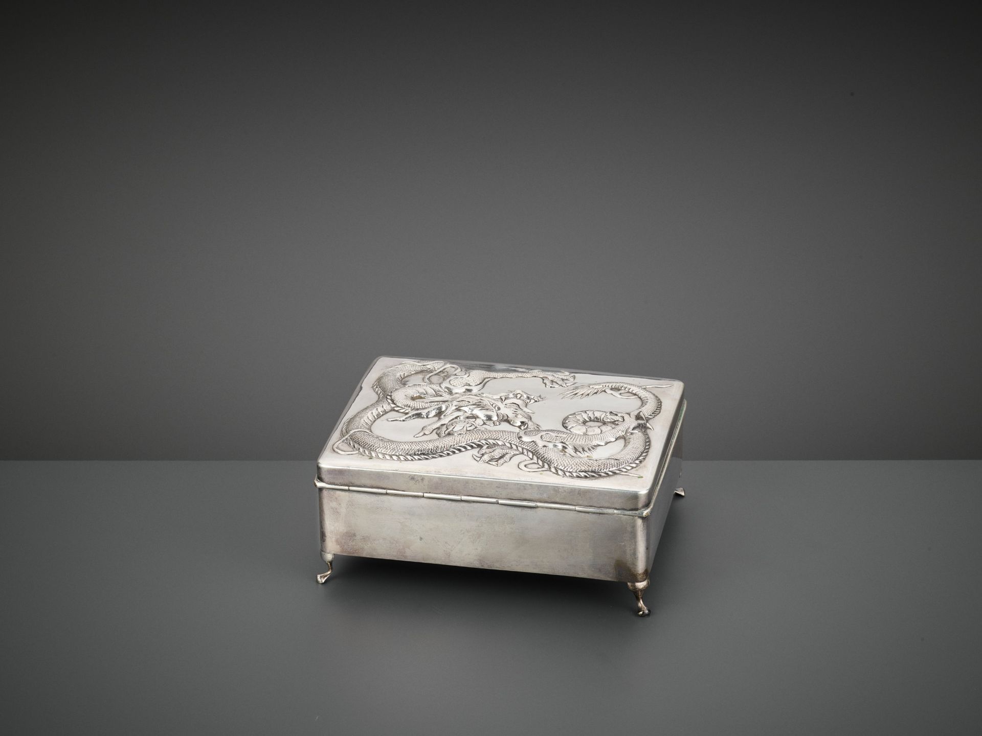 A SILVER REPOUSSE 'DRAGON' BOX AND COVER, WANG HING, LATE QING TO REPUBLIC - Bild 6 aus 10