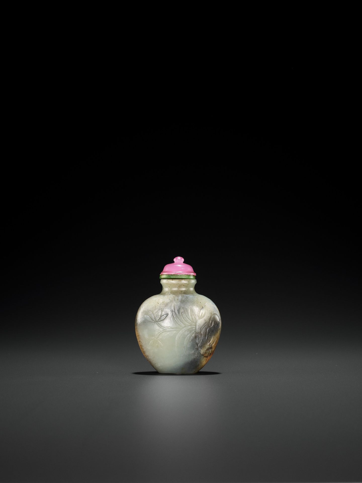 AN INSCRIBED WHITE, GRAY AND RUSSET JADEITE 'TIGER' SNUFF BOTTLE, SIGNATURE OF WANG HENG (1817-1882) - Image 2 of 8