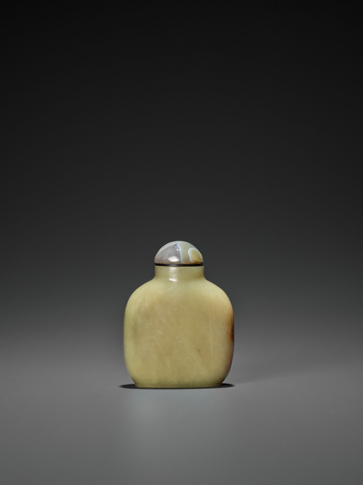 A LARGE YELLOW AND RUSSET JADE SNUFF BOTTLE, QING DYNASTY - Bild 2 aus 7