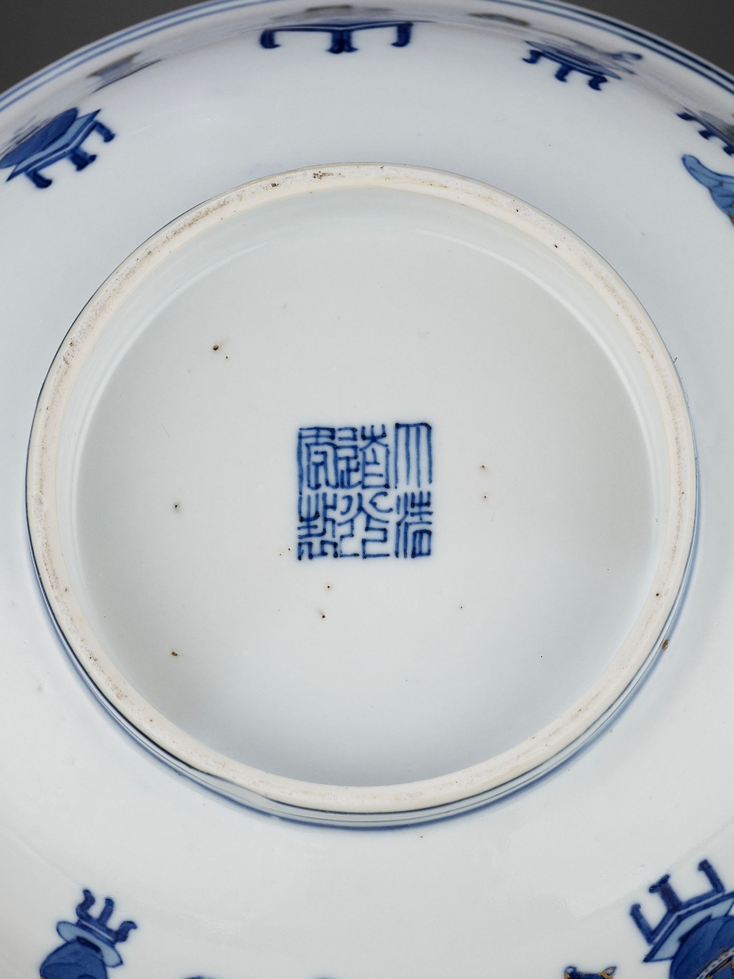 A GILT AND POLYCHROME ENAMELED 'HUNDRED ANTIQUES' BOWL, DAOGUANG MARK AND PERIOD - Image 8 of 8