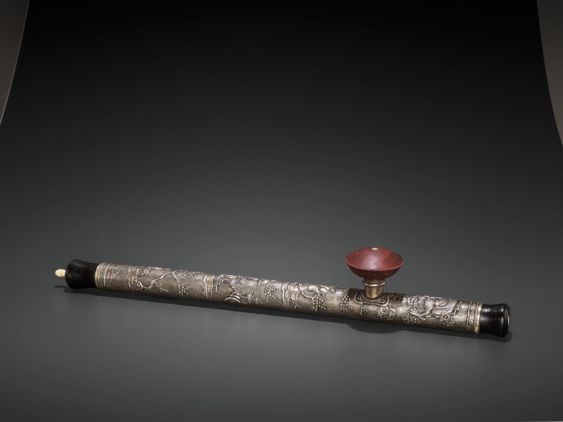 A HARDWOOD OPIUM PIPE WITH BONE, SILVER AND YIXING CERAMIC FITTINGS, LATE QING TO REPUBLIC - Bild 2 aus 7