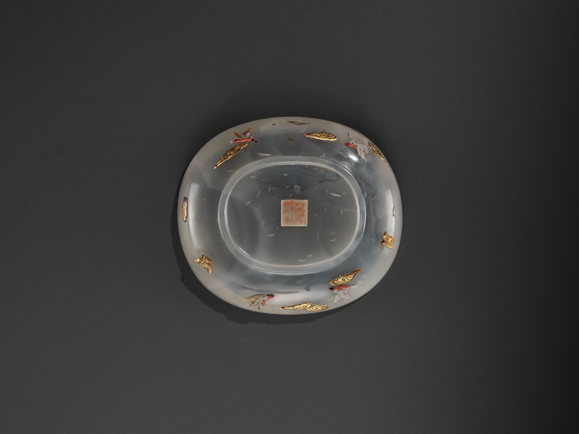 AN EMBELLISHED 'PICKING LOTUS' AGATE BOX, QING DYNASTY - Image 9 of 11
