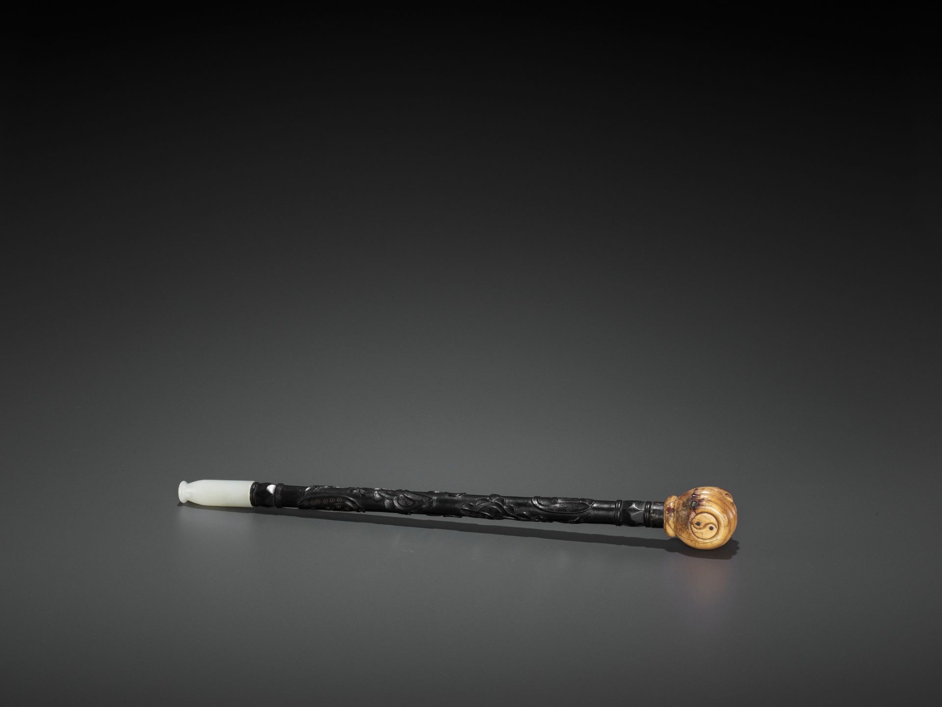 A HARDWOOD OPIUM PIPE WITH JADEITE, IVORY AND ZITAN FITTINGS, LATE QING TO REPUBLIC - Bild 6 aus 6