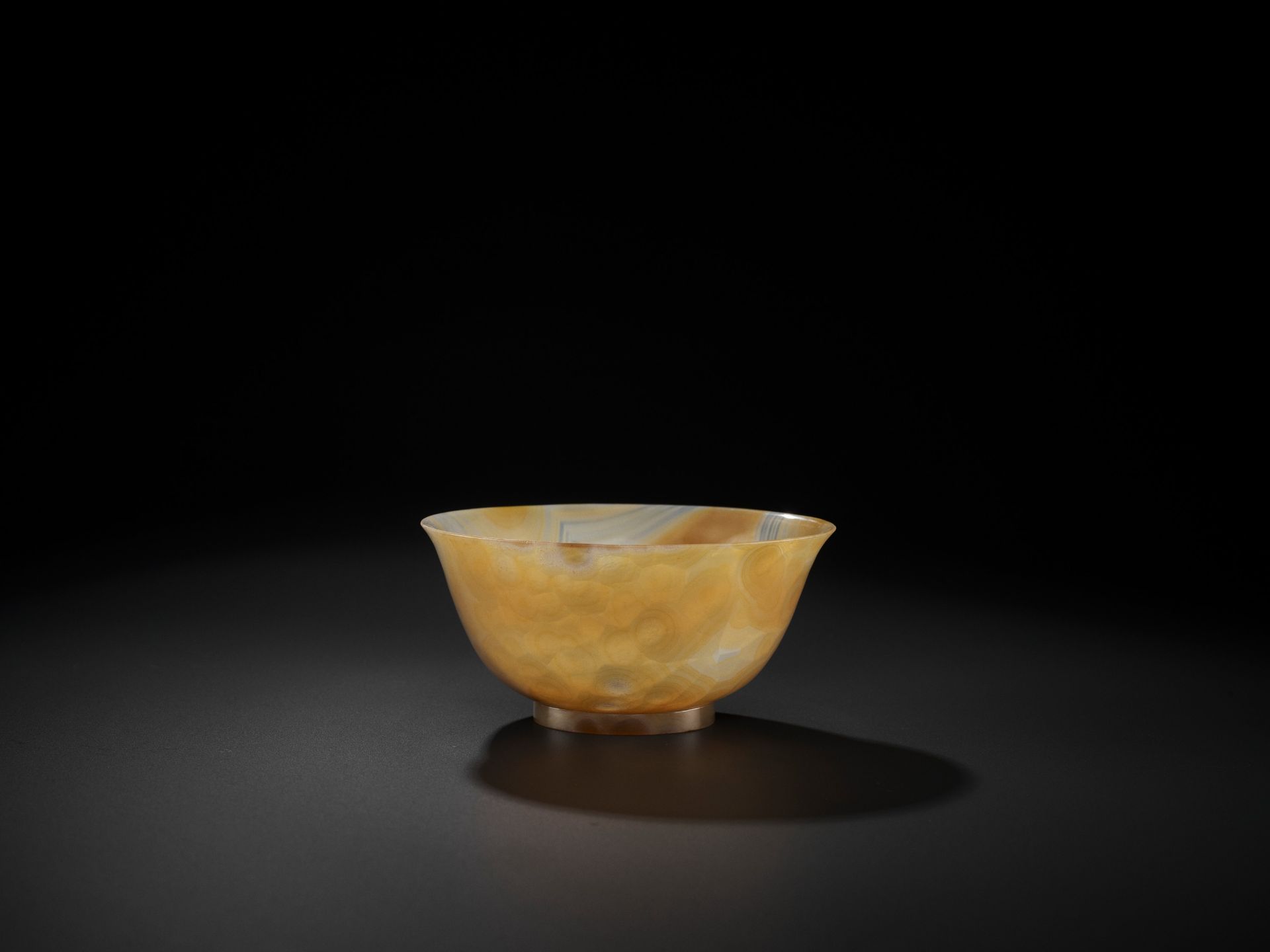 A TRANSLUCENT BANDED AGATE BOWL, QING DYNASTY - Image 8 of 14