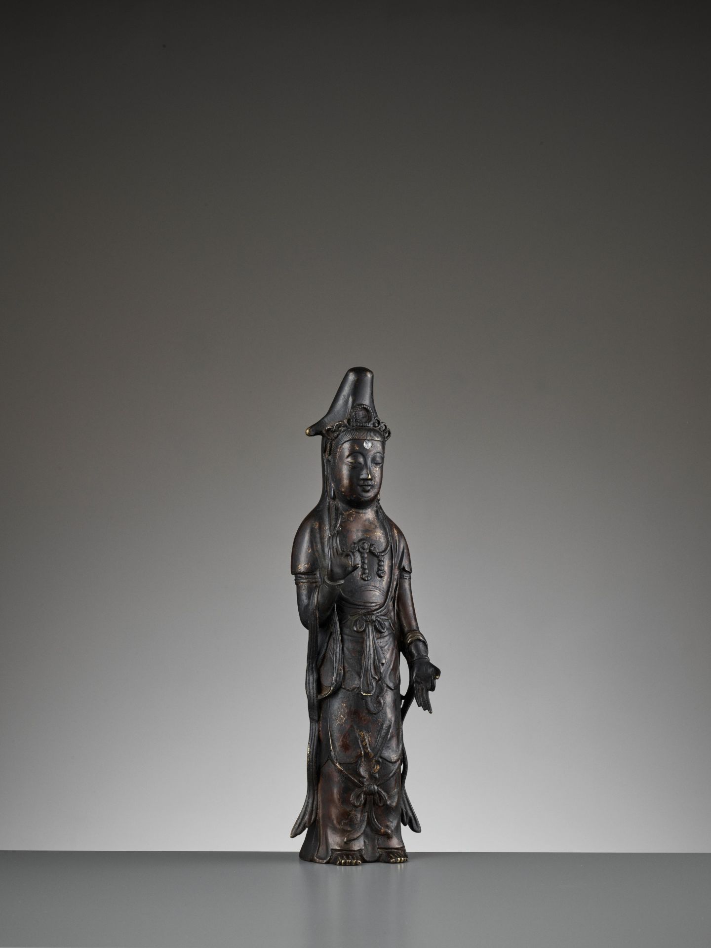 A JAPANESE BRONZE FIGURE OF KANNON, EDO PERIOD - Image 2 of 9