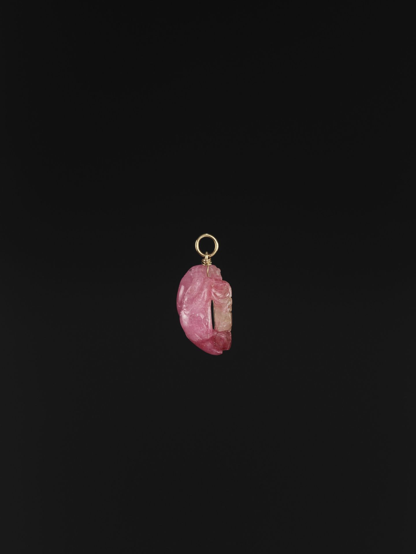 A PINK AND GREEN TOURMALINE 'PENSIVE MONKEY' PENDANT, LATE QING DYNASTY - Bild 3 aus 8