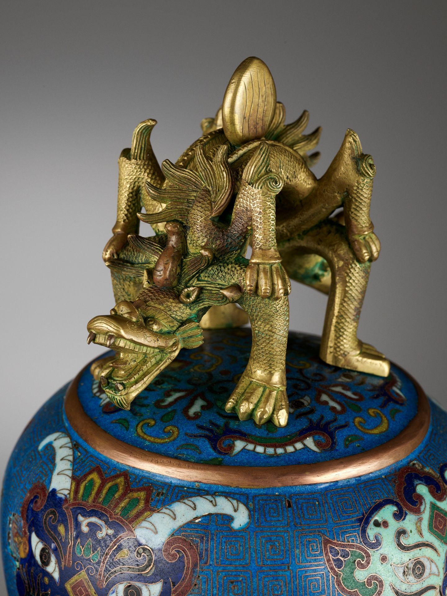 A MASSIVE CLOISONNE ENAMEL BELL, QING DYNASTY - Bild 2 aus 11