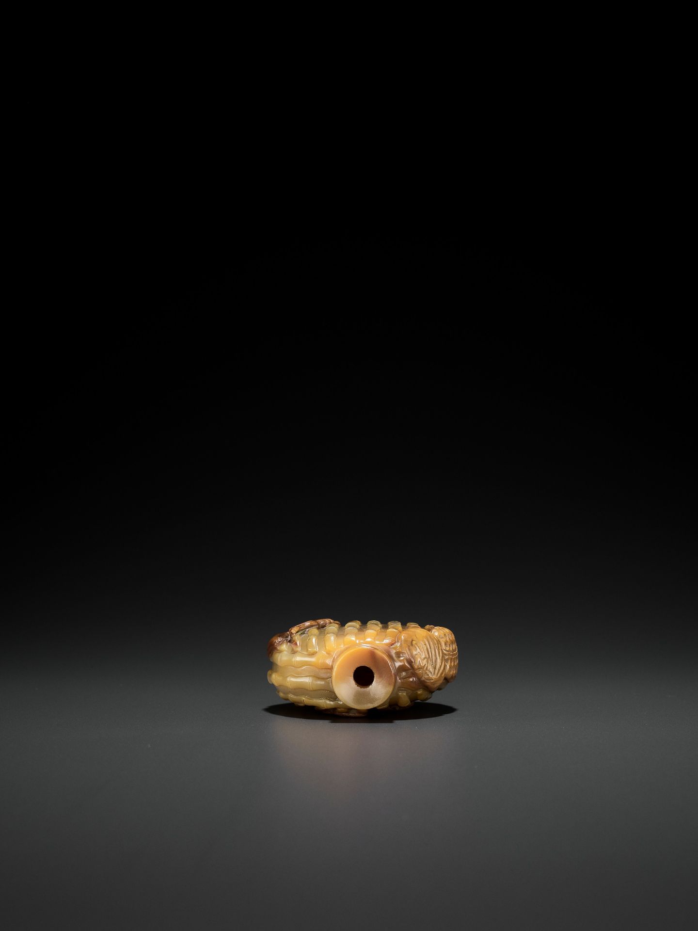 AN AGATE 'JUJUBE AND PEANUT' SNUFF BOTTLE, LATE QING TO EARLY REPUBLIC - Image 8 of 9