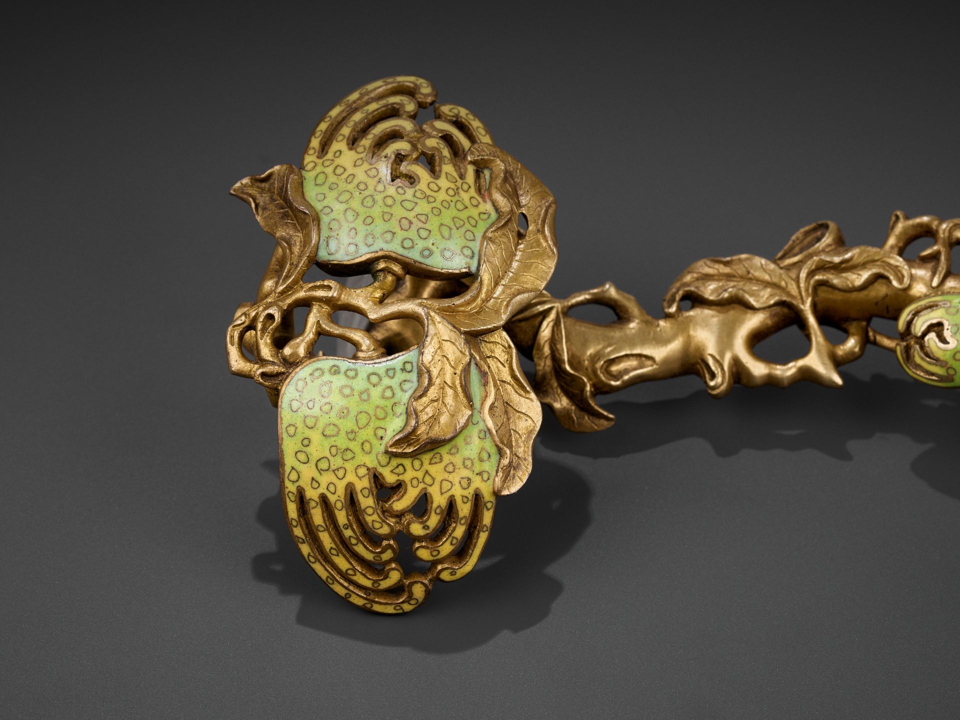 A CHAMPLEVE ENAMEL 'BUDDHA'S HAND' RUYI SCEPTER, QING DYNASTY - Image 5 of 11