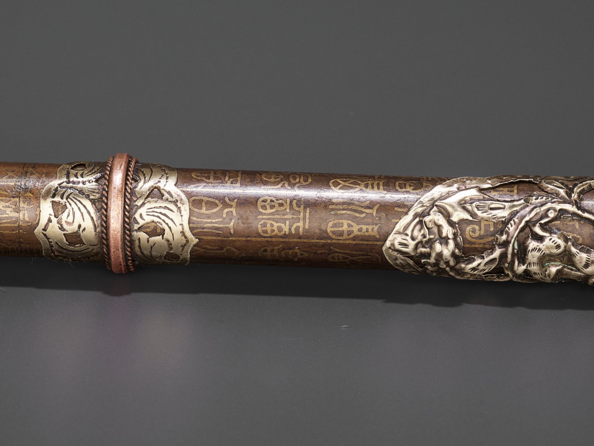 AN INSCRIBED BRONZE OPIUM PIPE WITH SILVER AND COPPER FITTINGS, LATE QING TO REPUBLIC - Bild 4 aus 8