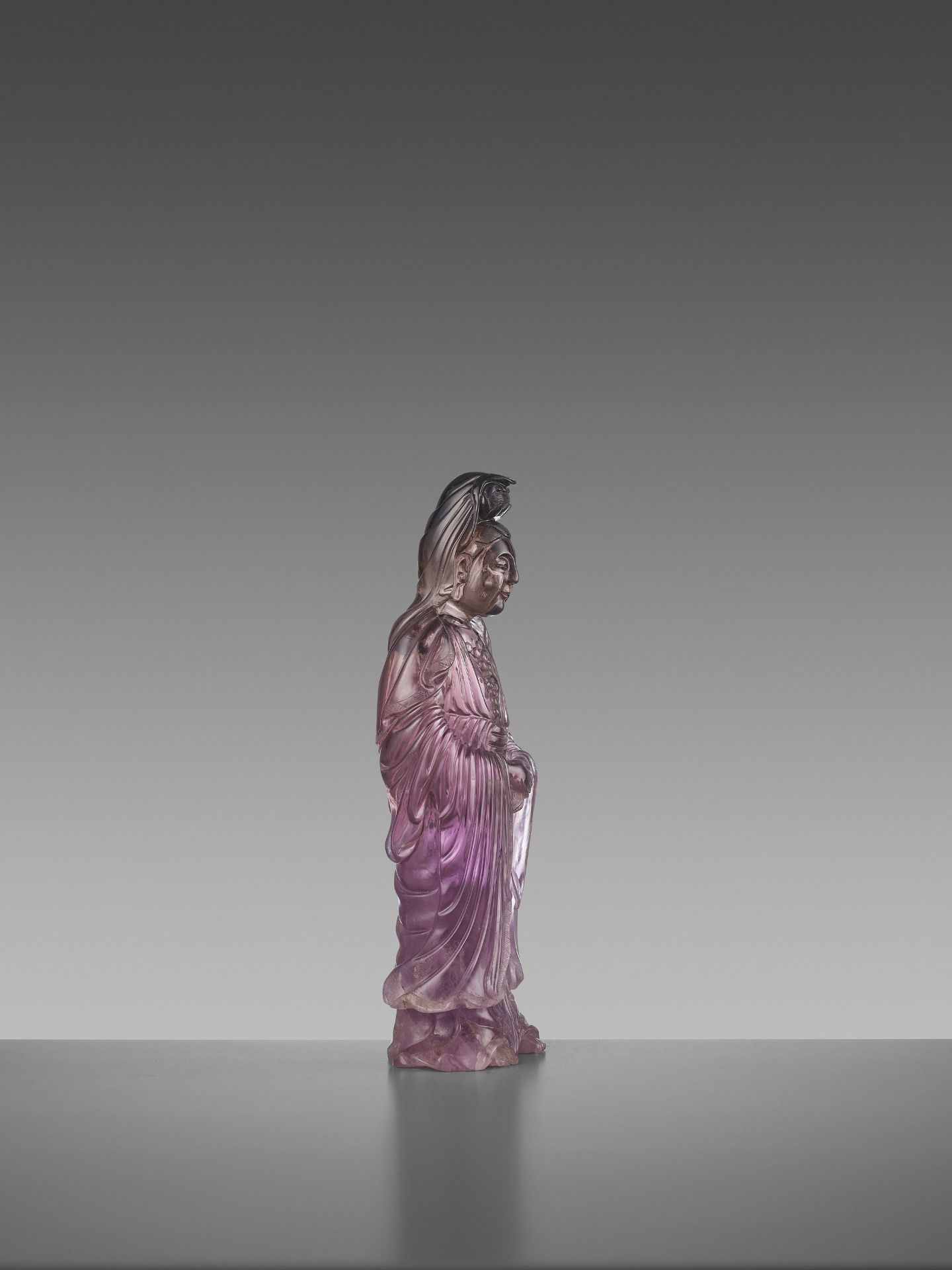 A CARVED AMETHYST FIGURE OF GUANYIN, QIANLONG MARK AND OF THE PERIOD - Bild 6 aus 7