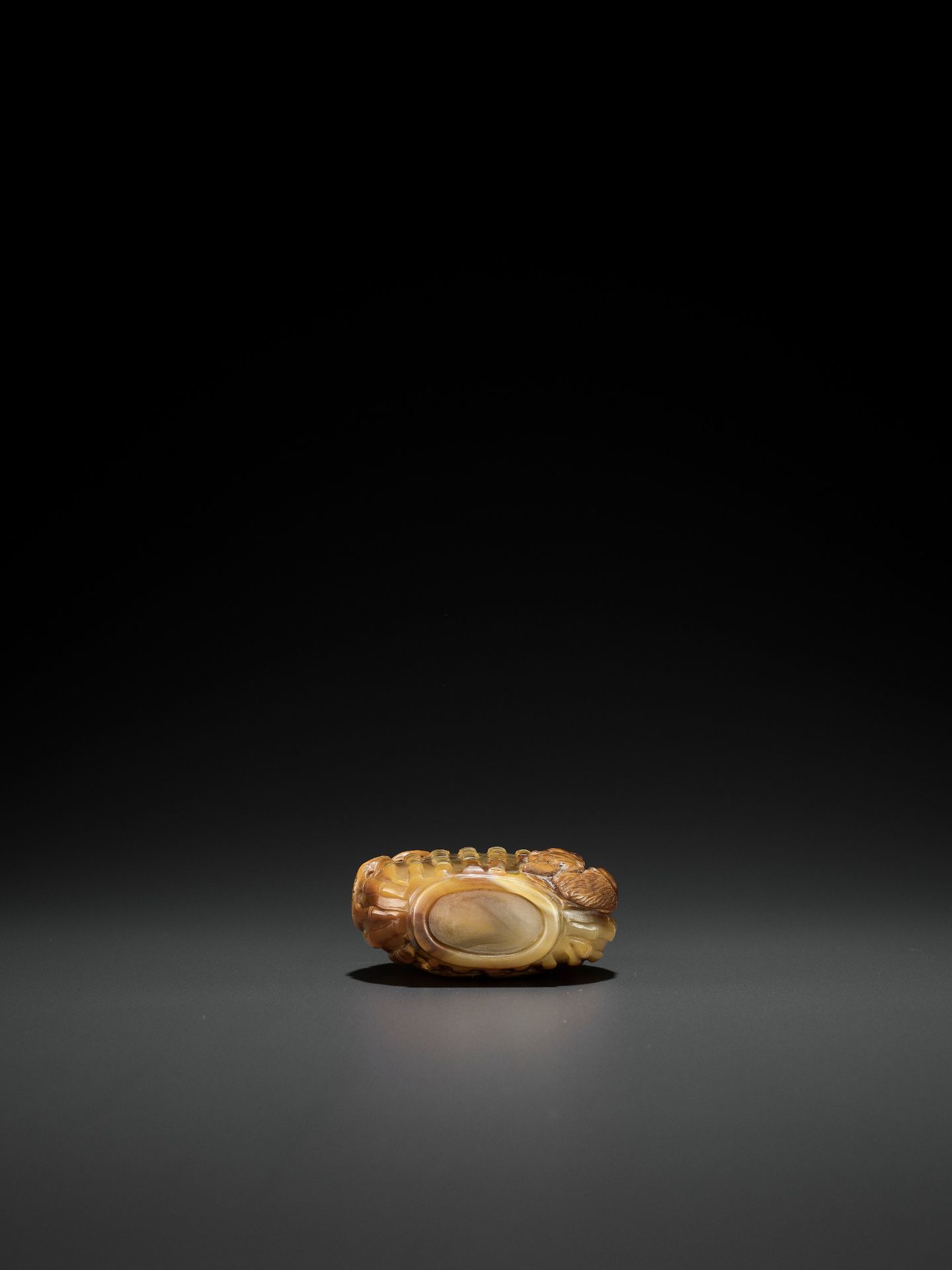 AN AGATE 'JUJUBE AND PEANUT' SNUFF BOTTLE, LATE QING TO EARLY REPUBLIC - Image 9 of 9
