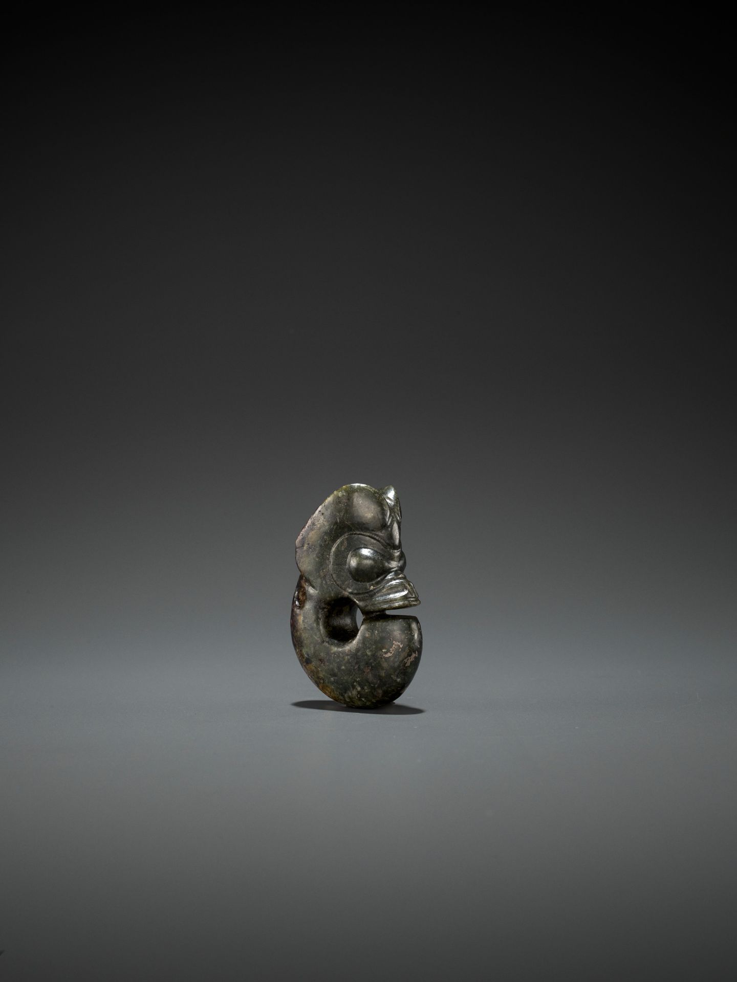 A DARK-GREEN JADE 'PIG-DRAGON' CARVING, ZHULONG, HONGSHAN CULTURE, C. 4000-3000 BC - Image 4 of 6