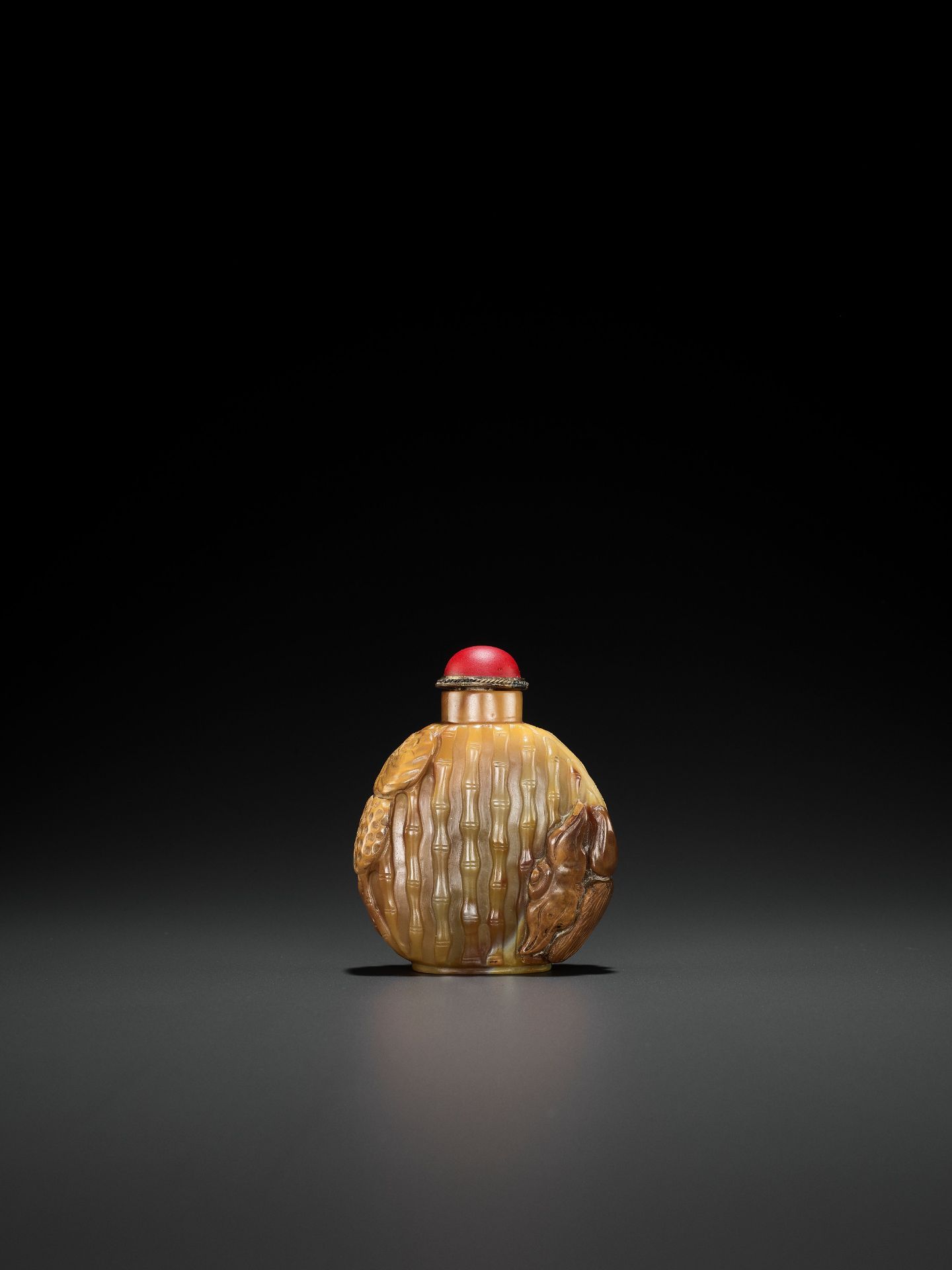 AN AGATE 'JUJUBE AND PEANUT' SNUFF BOTTLE, LATE QING TO EARLY REPUBLIC - Image 2 of 9