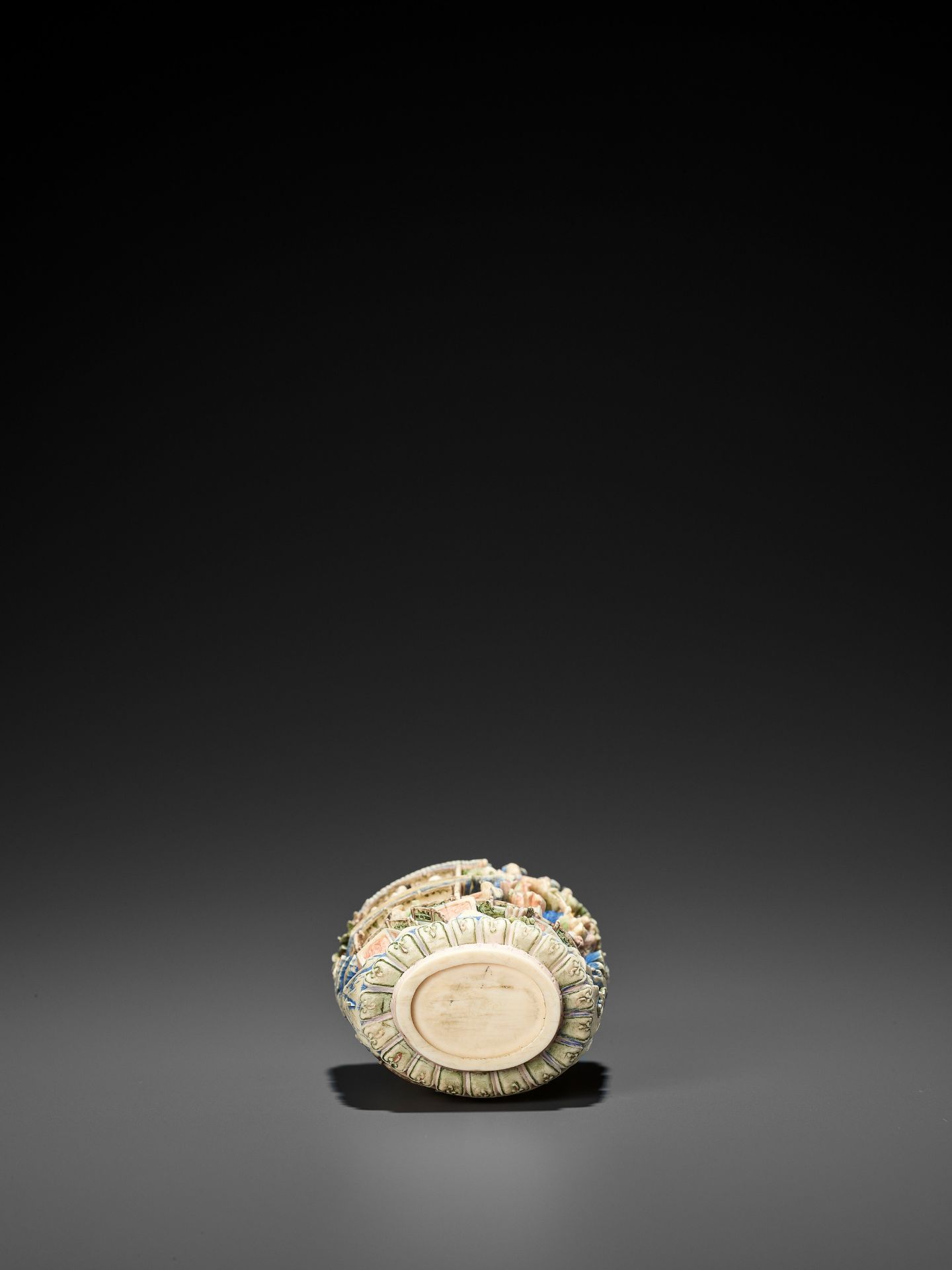 AN OPENWORK AND RETICULATED CANTON IVORY SNUFF BOTLE WITH MATCHING STOPPER, QING DYNASTY - Bild 8 aus 8
