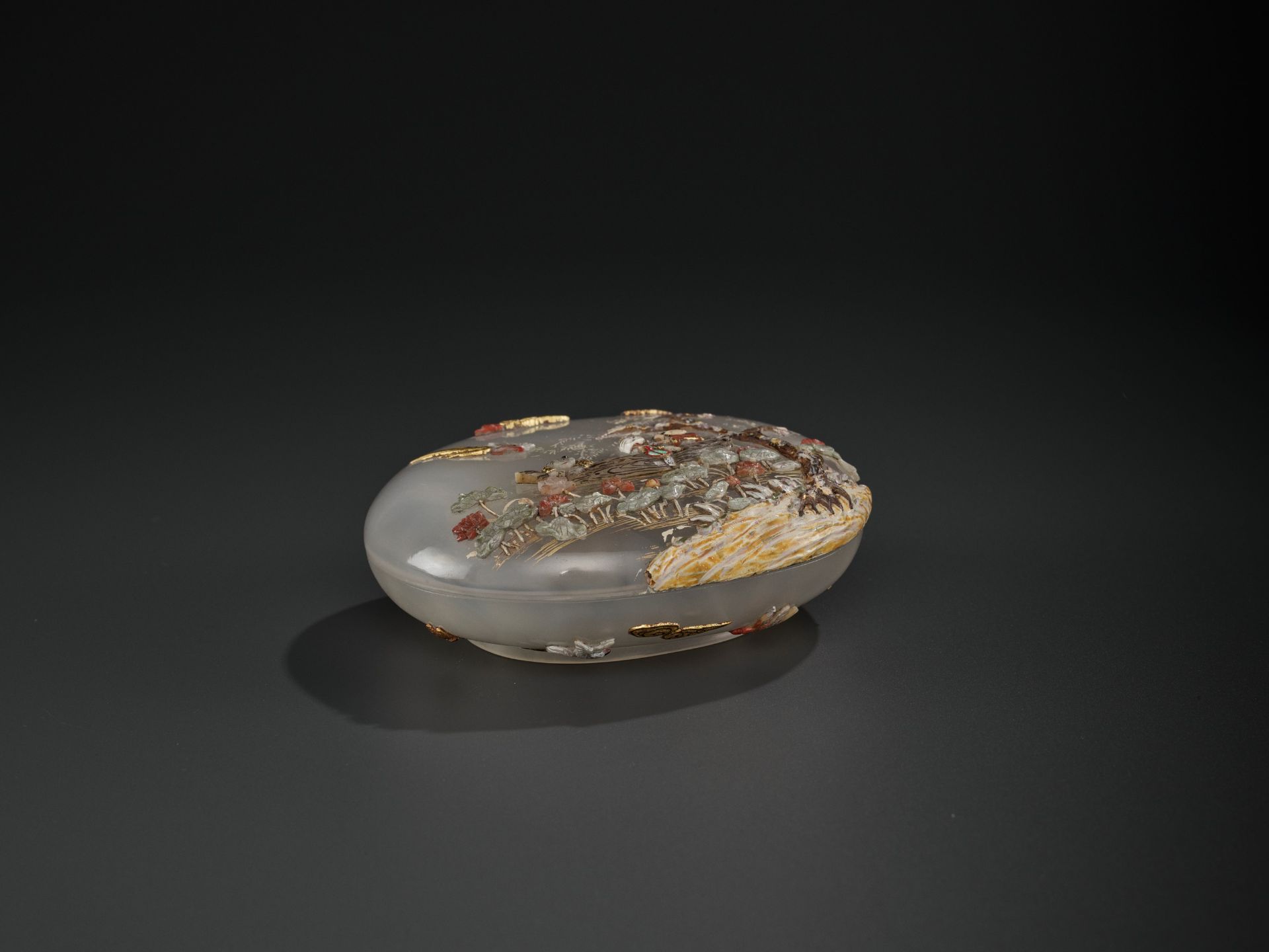 AN EMBELLISHED 'PICKING LOTUS' AGATE BOX, QING DYNASTY - Image 6 of 11