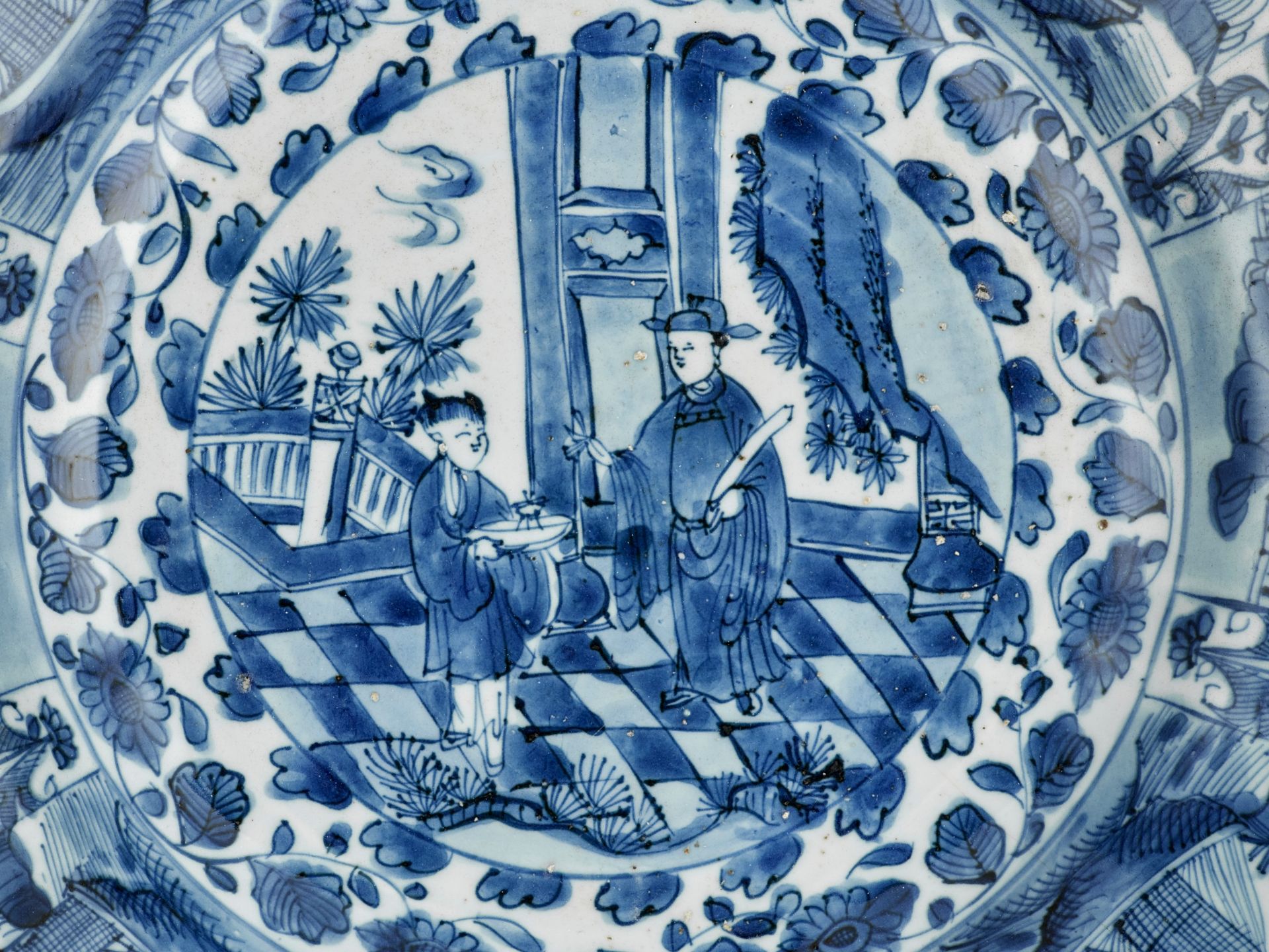 A LARGE BLUE AND WHITE 'COURT OFFICIAL AND ATTENDANT' DISH, WANLI - Bild 2 aus 8