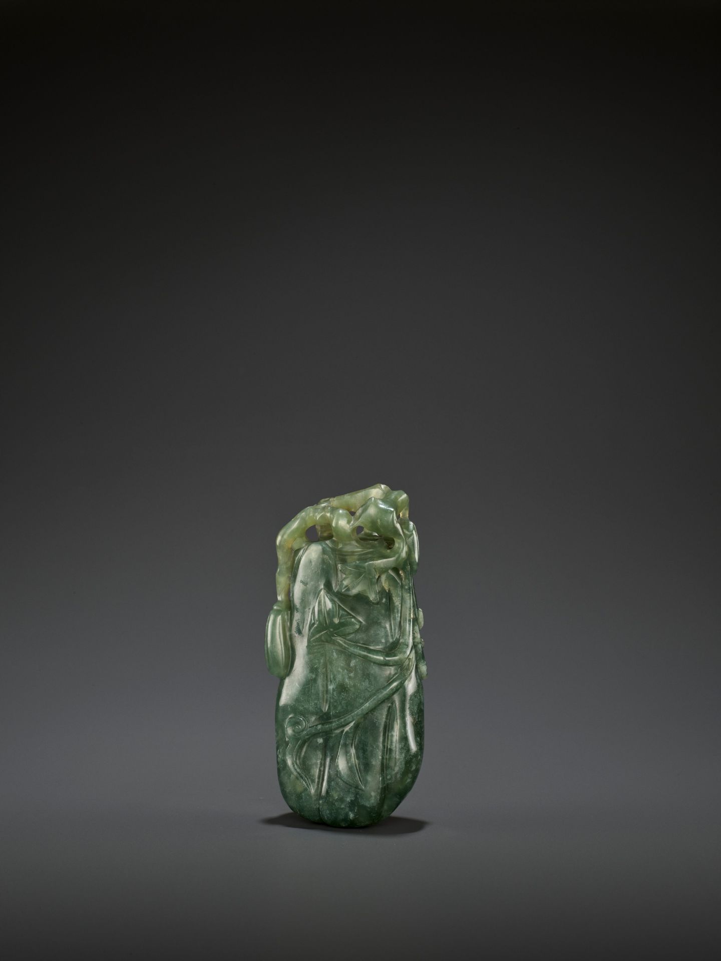 A DARK GREEN JADEITE 'MELON' SOLIFLORE VASE, QING - Bild 3 aus 9