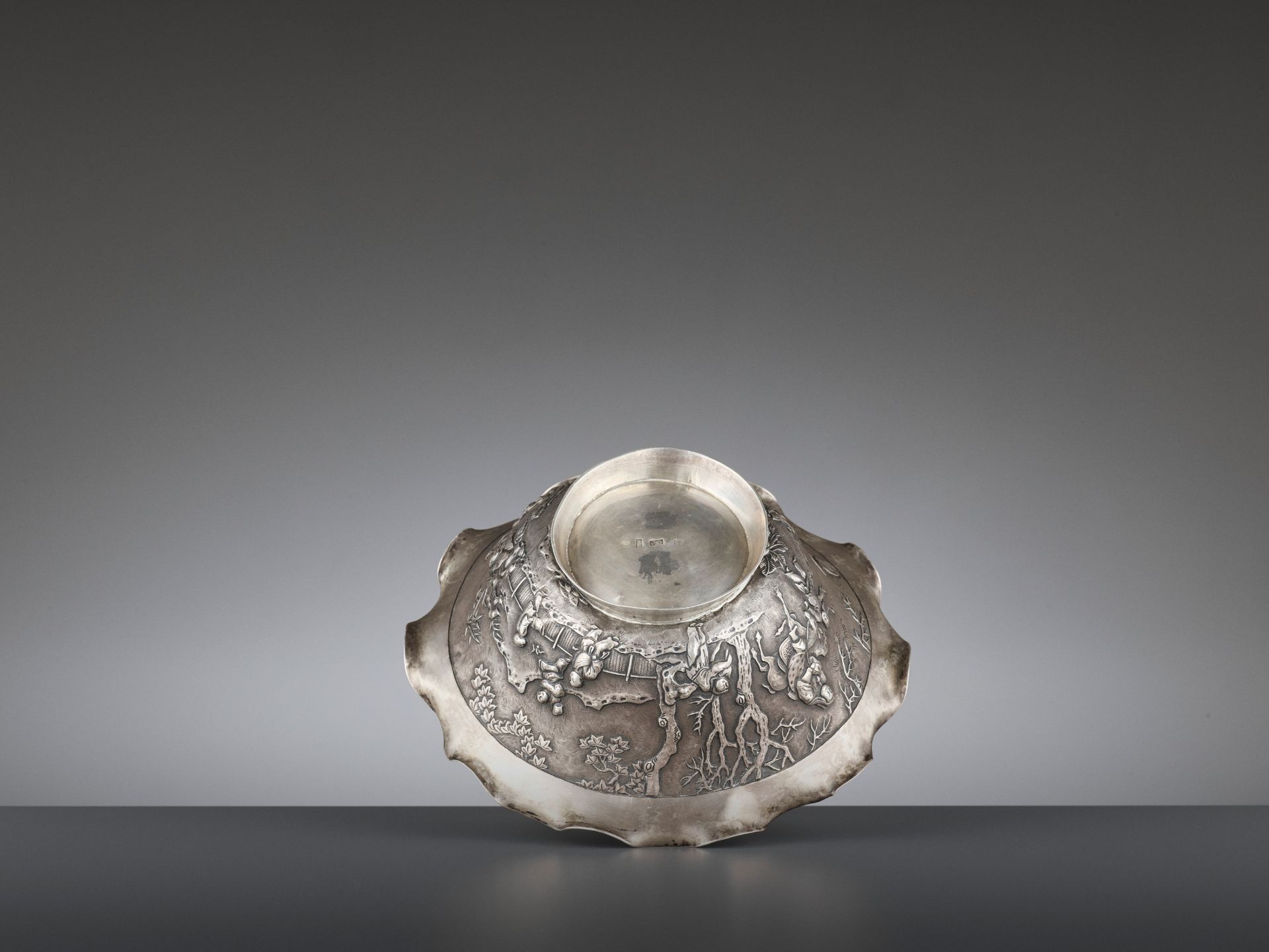 A SILVER REPOUSSE 'WEIQI PLAYERS' BOWL BY KWONG MAN SHING - Image 6 of 9