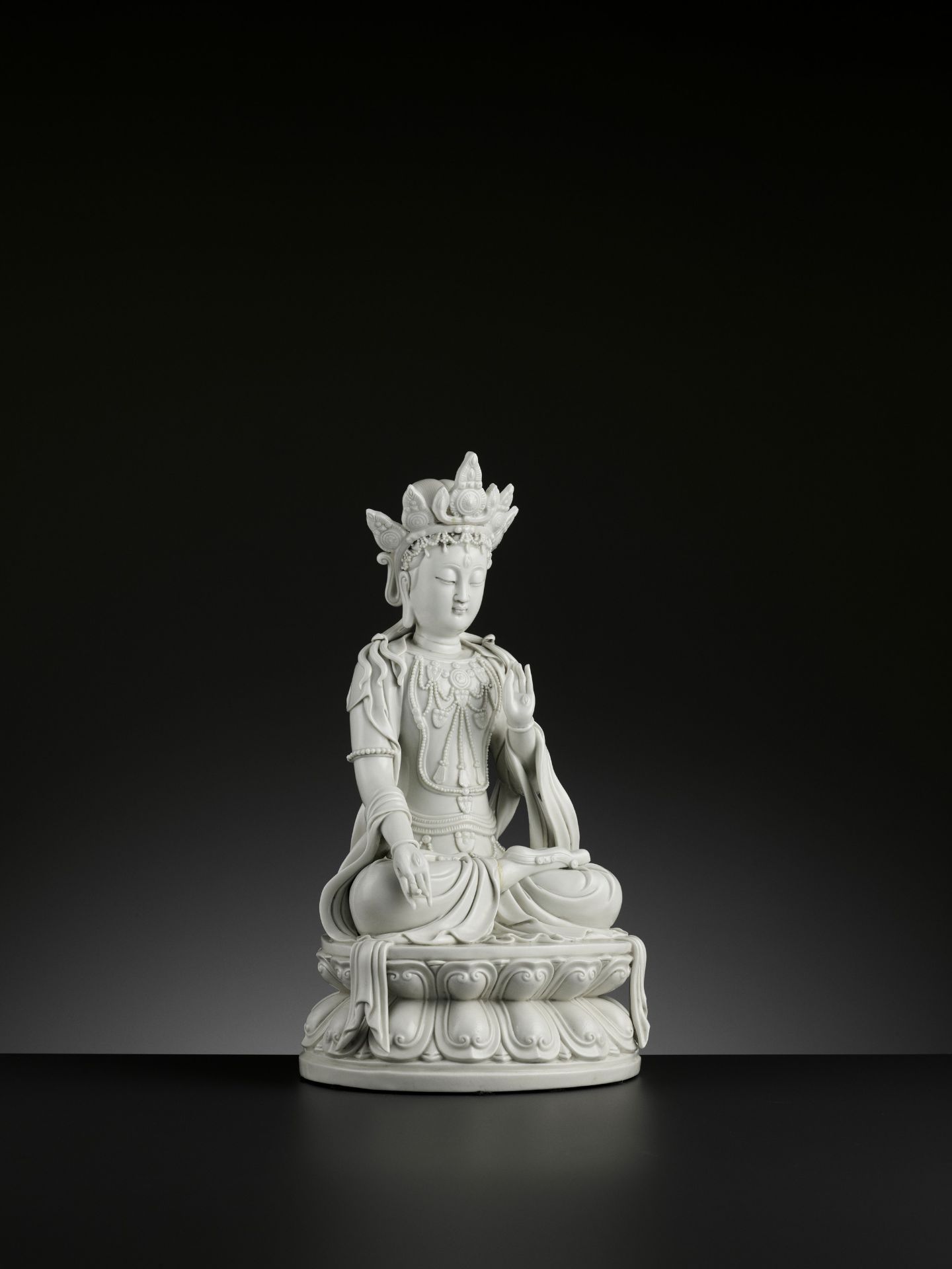 A DEHUA PORCELAIN FIGURE OF MAITREYA, QING DYNASTY - Bild 11 aus 15