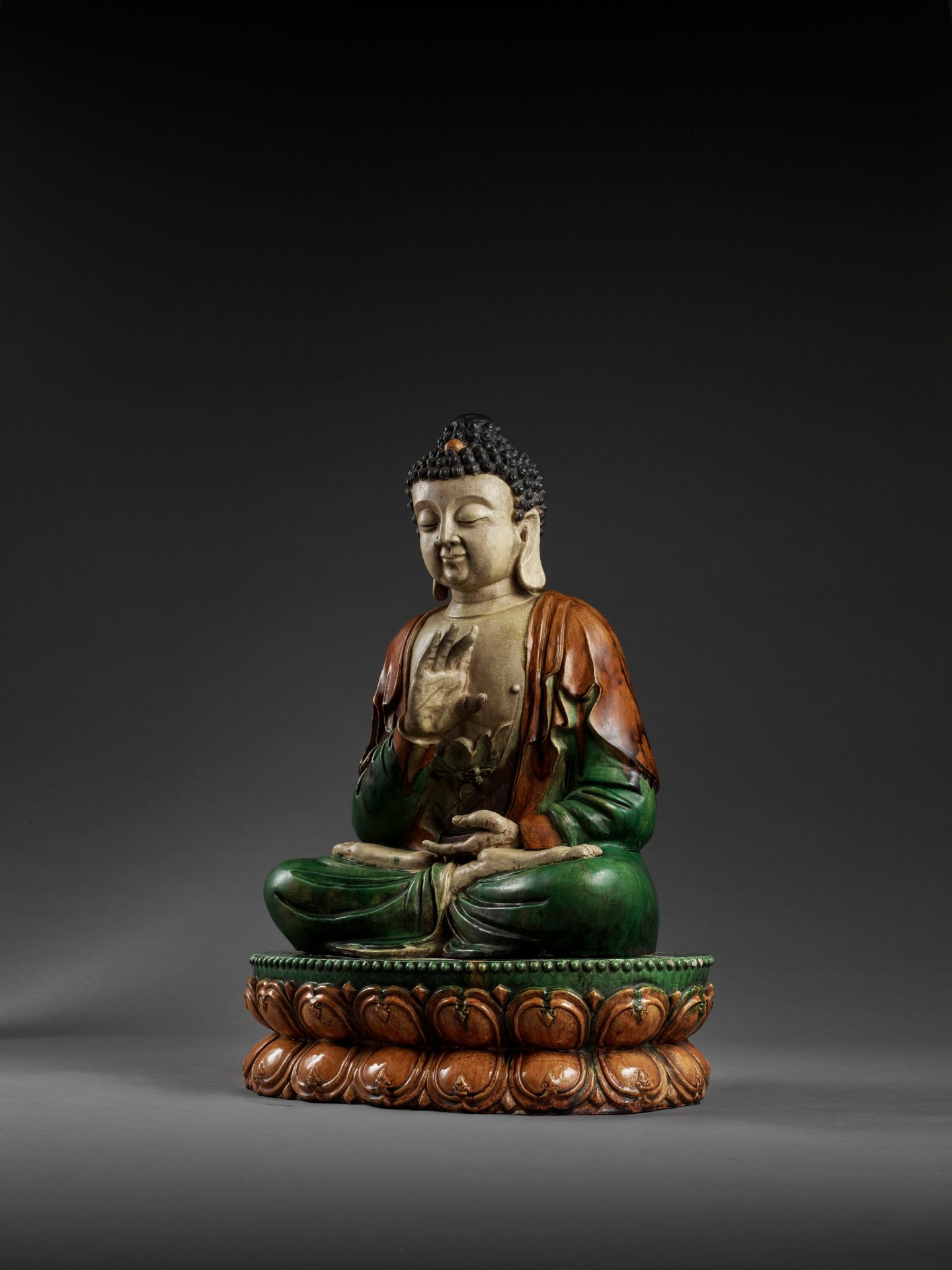 A MONUMENTAL SANCAI-GLAZED FIGURE OF BUDDHA SHAKYAMUNI, MING DYNASTY - Bild 2 aus 18