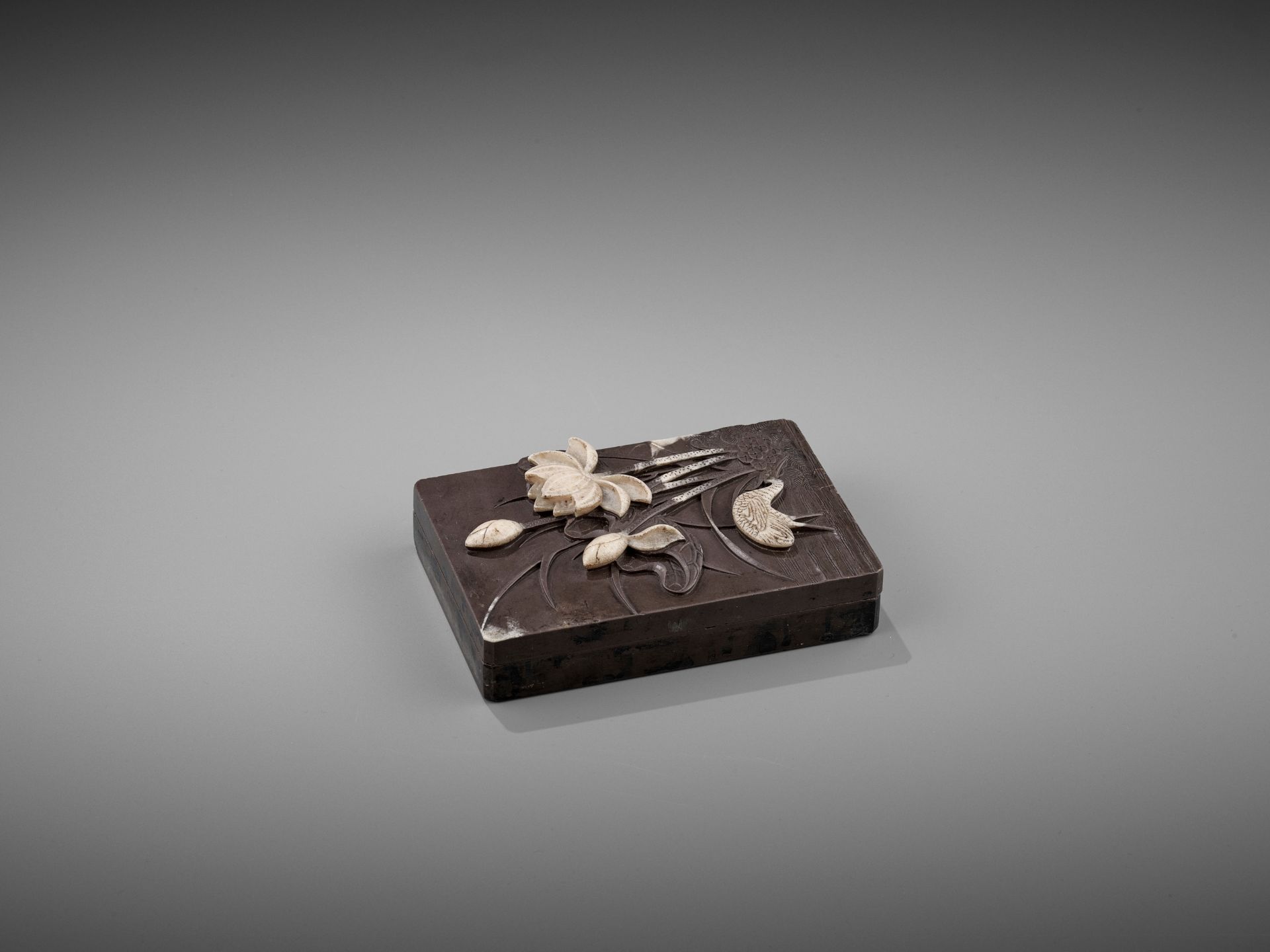 A DUAN 'CRANE AND LOTUS' INKSTONE AND COVER, QING - Bild 10 aus 12