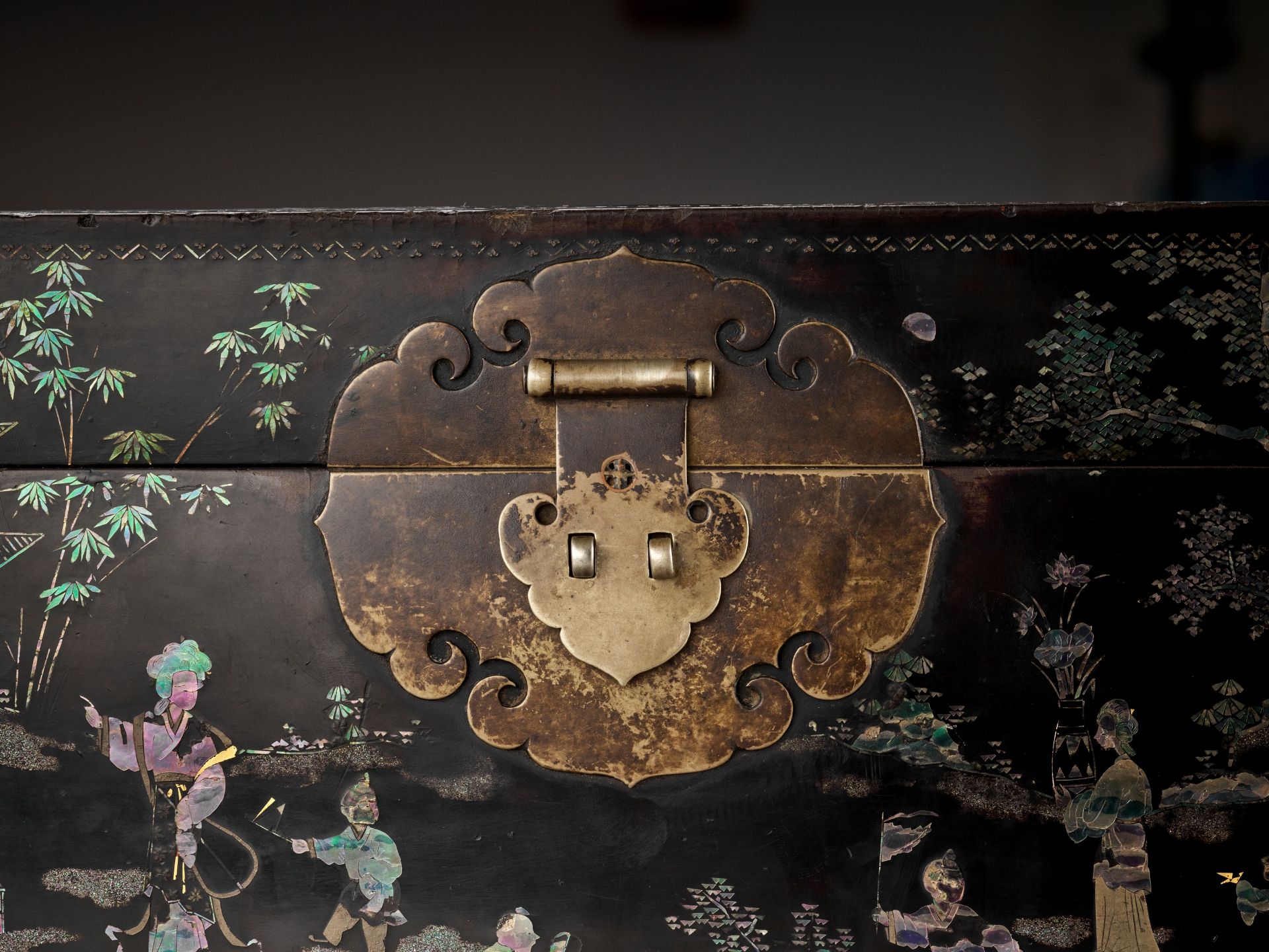 A RARE AND IMPORTANT MOTHER-OF-PEARL AND GOLD-FOIL INLAID 'ZHUAZHOU' BLACK LACQUER BOX AND COVER, LA - Bild 11 aus 15